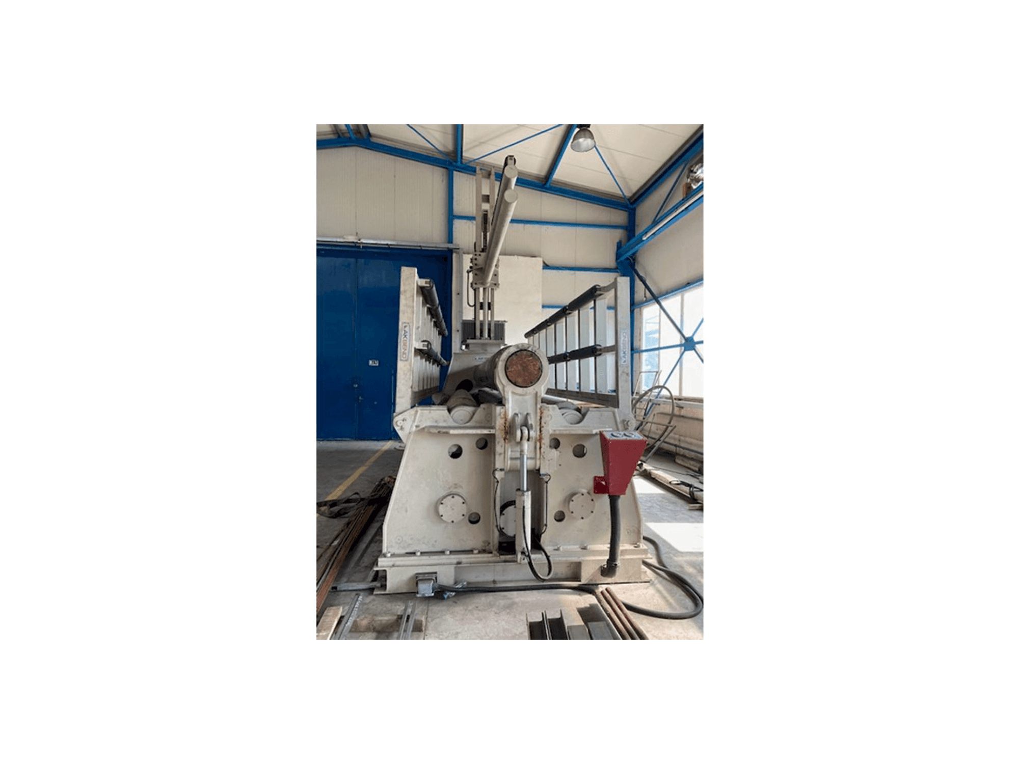 Čelní pohled na Akyapak AHS 4100/25 stroj