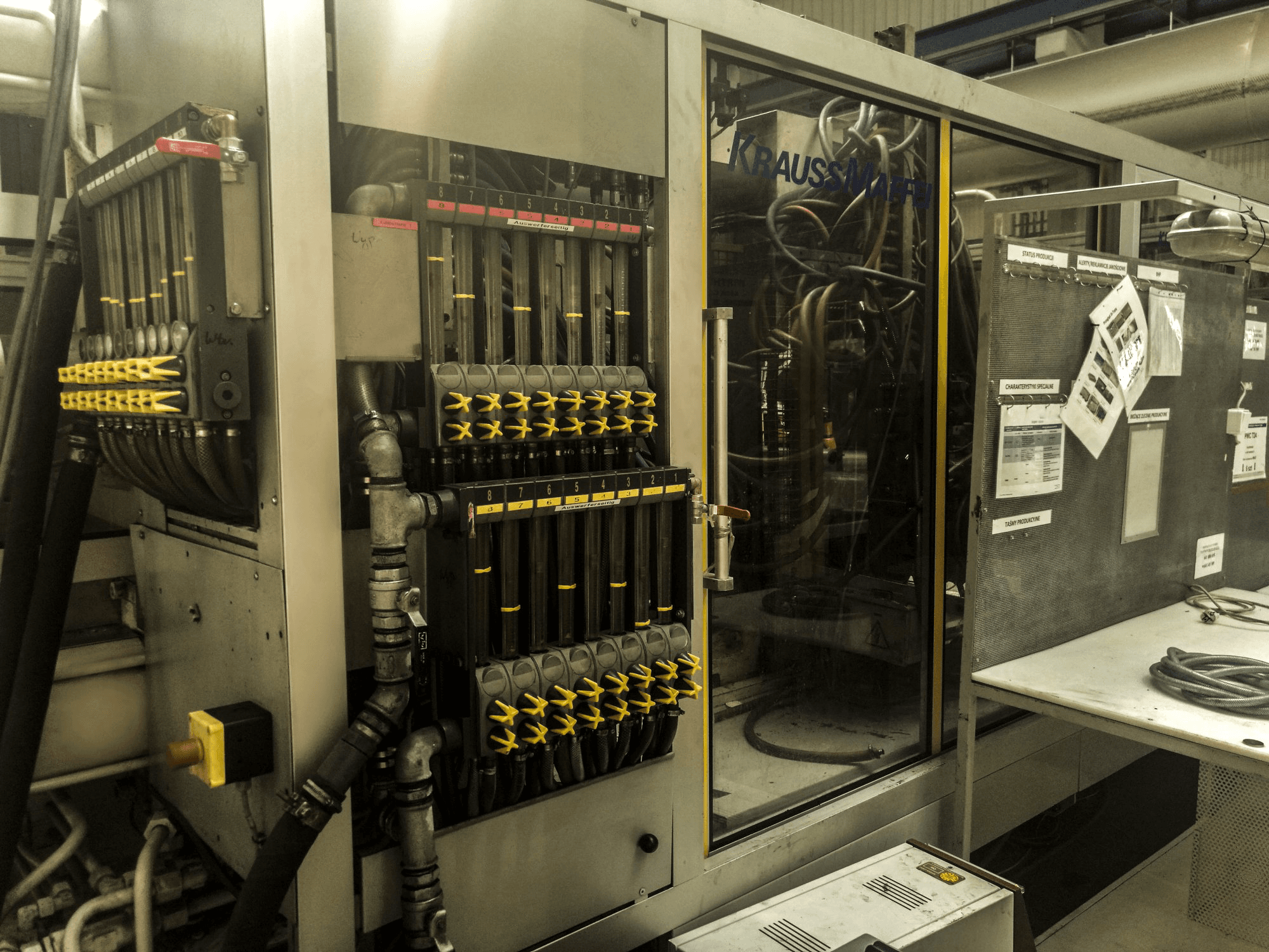 Čelní pohled na Krauss Maffei 800-8000 MC stroj