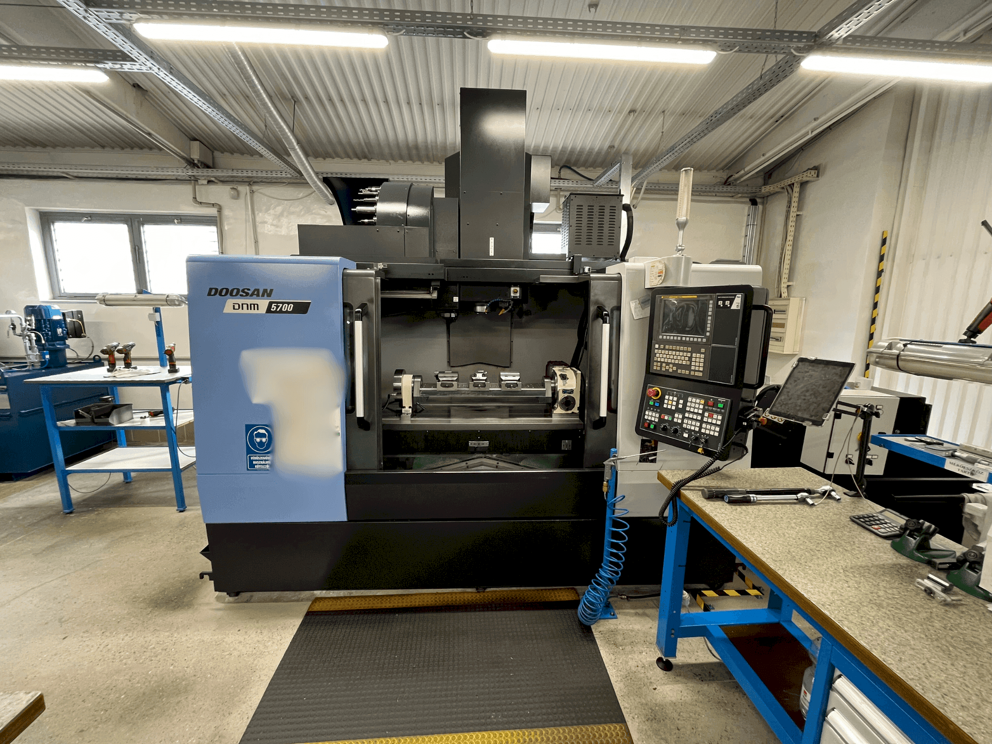 Čelní pohled na DOOSAN DNM 5700 stroj