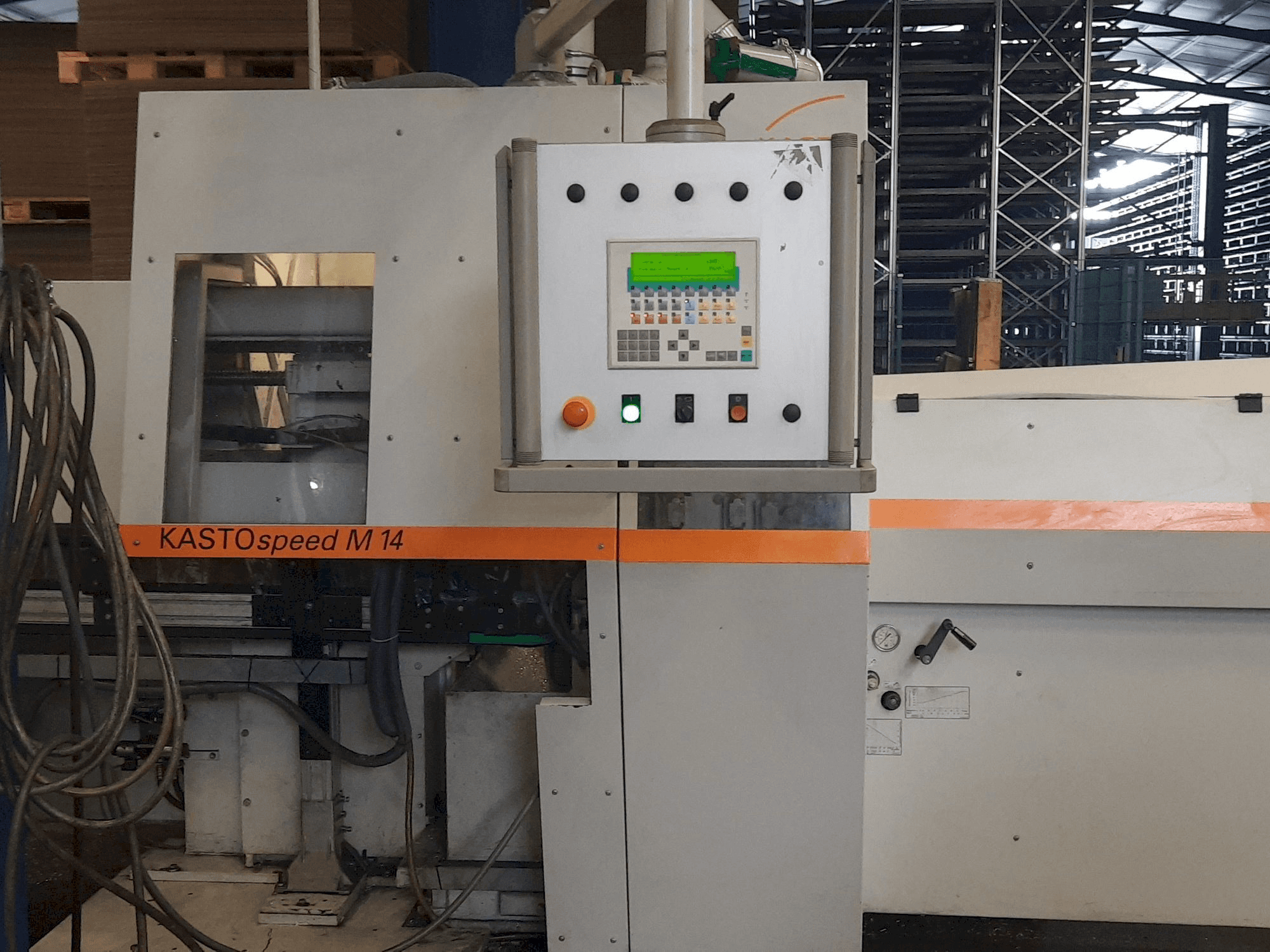Čelní pohled na KASTO speed M14 stroj