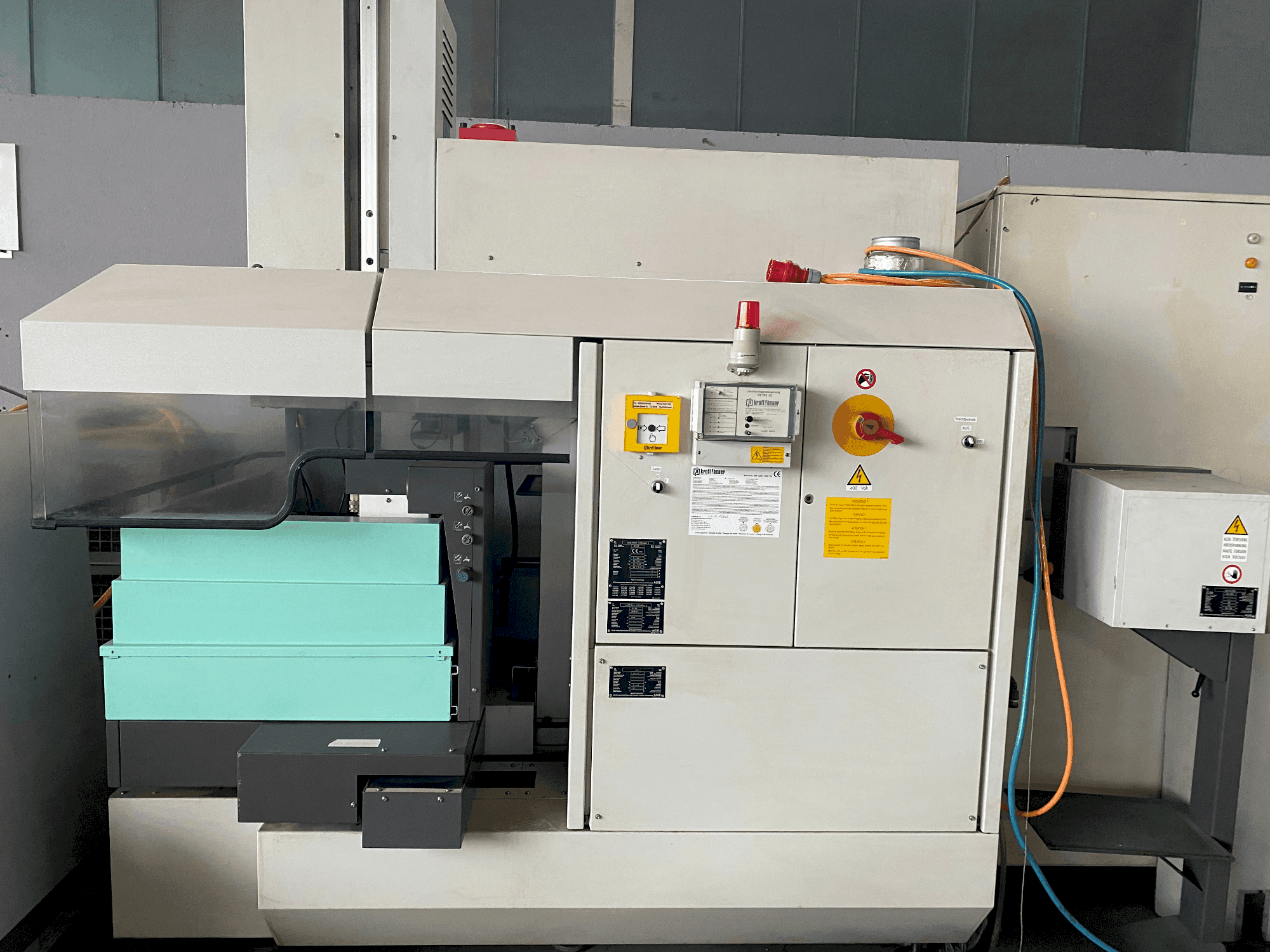 Čelní pohled na AGIE Agietron Integral 2 stroj