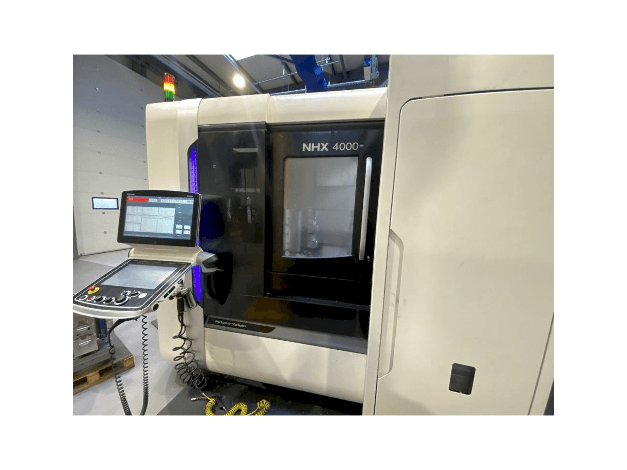 Čelní pohled na DMG MORI NHX 4000 stroj