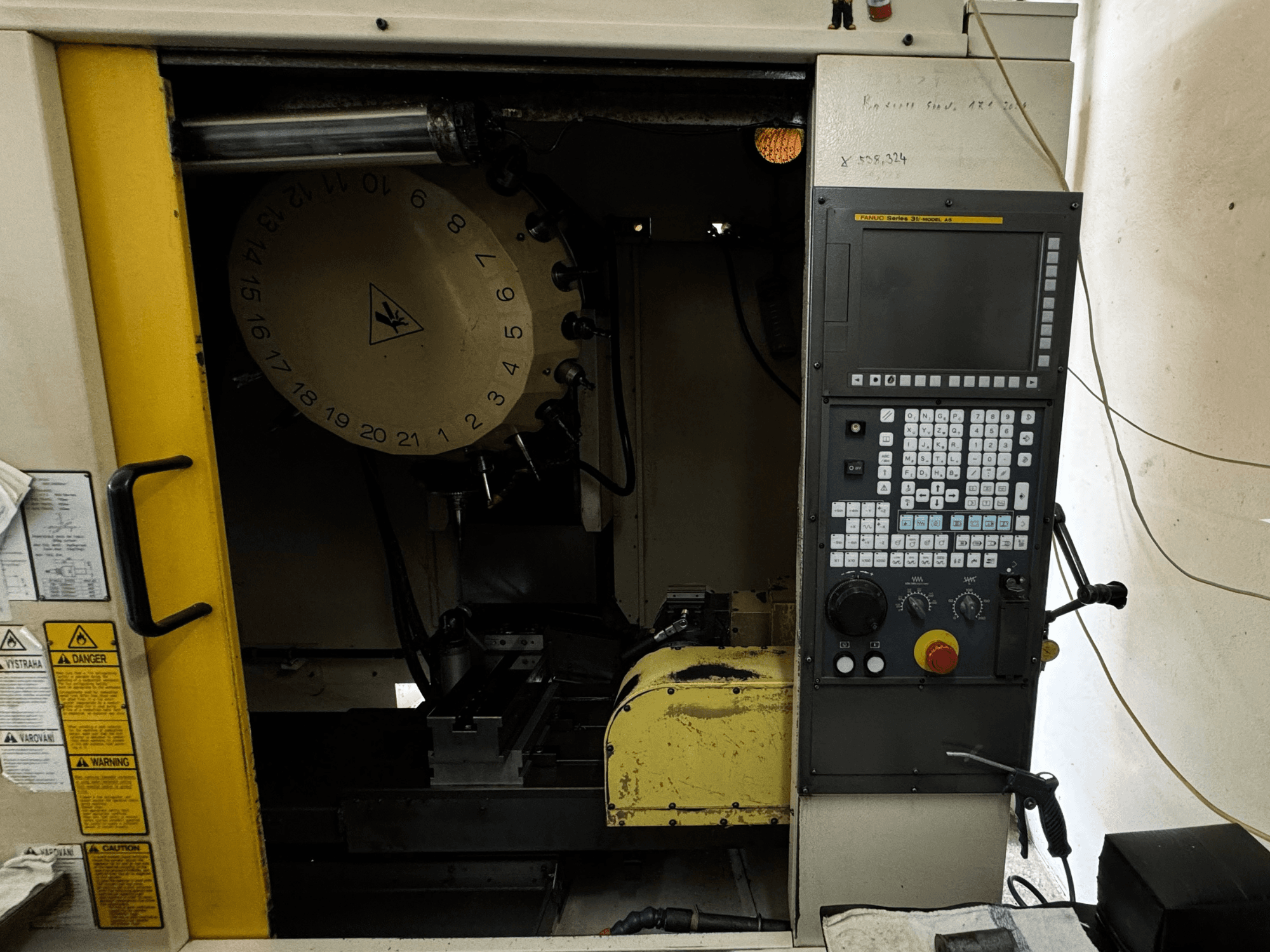 Vertikální obráběcí centrum FANUC Robodrill alpha-T21iFL, čelní pohled na ovládací panel a zásobník nástrojů.