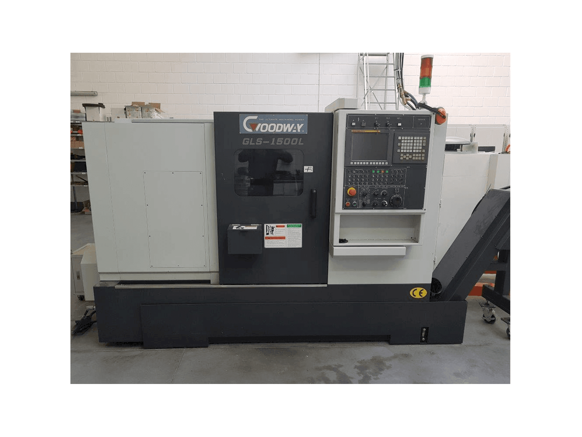 Čelní pohled na Goodway GLS-1500L stroj