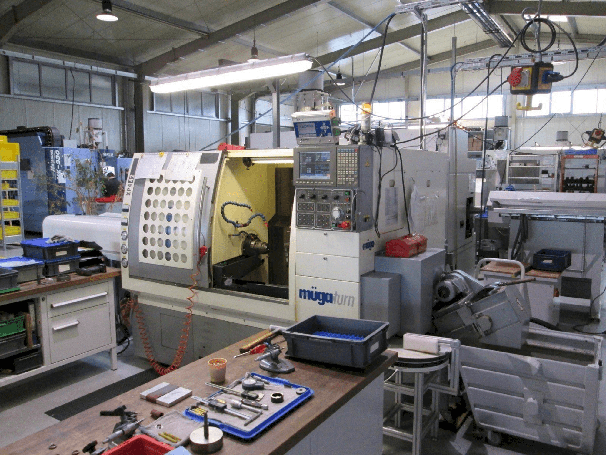 Čelní pohled na Muga XP4 – 42SM stroj