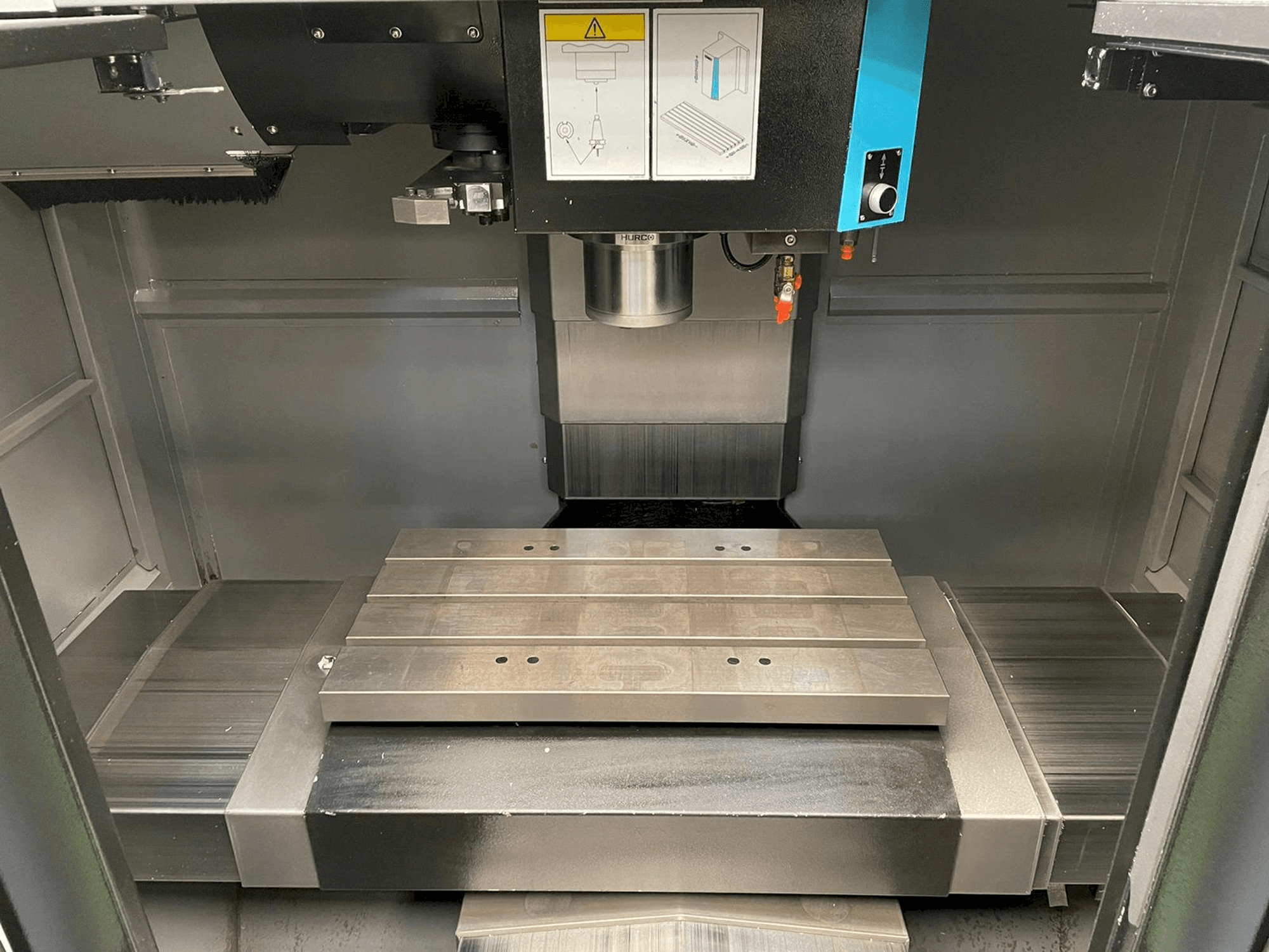 Čelní pohled na Hurco VM 10i stroj
