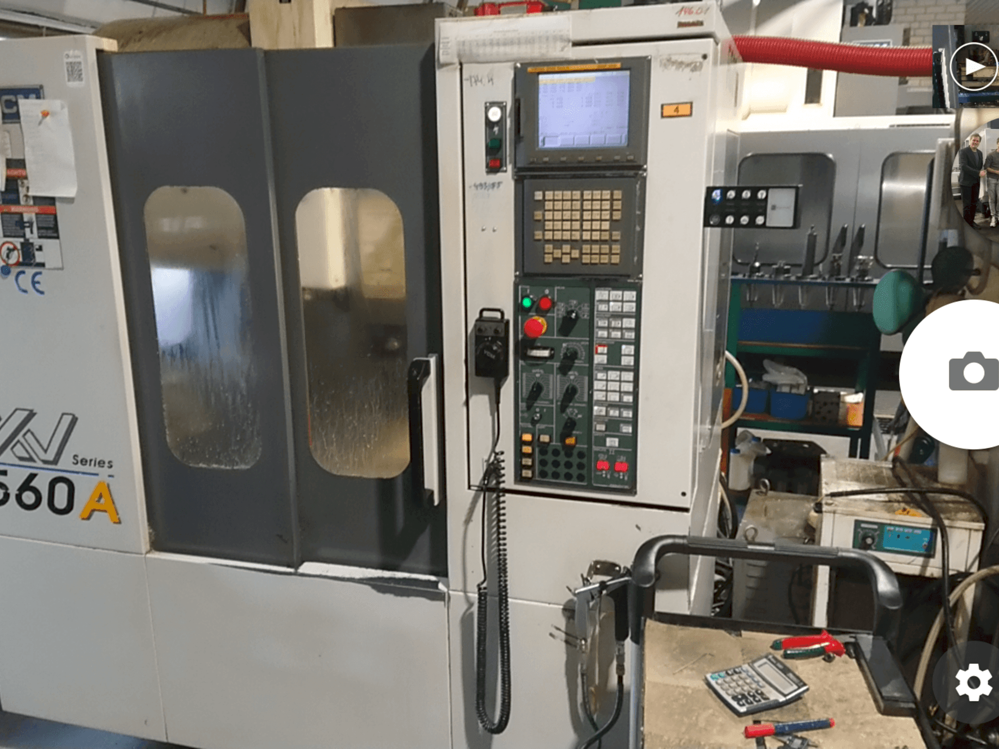 Čelní pohled na YCM XV560A stroj