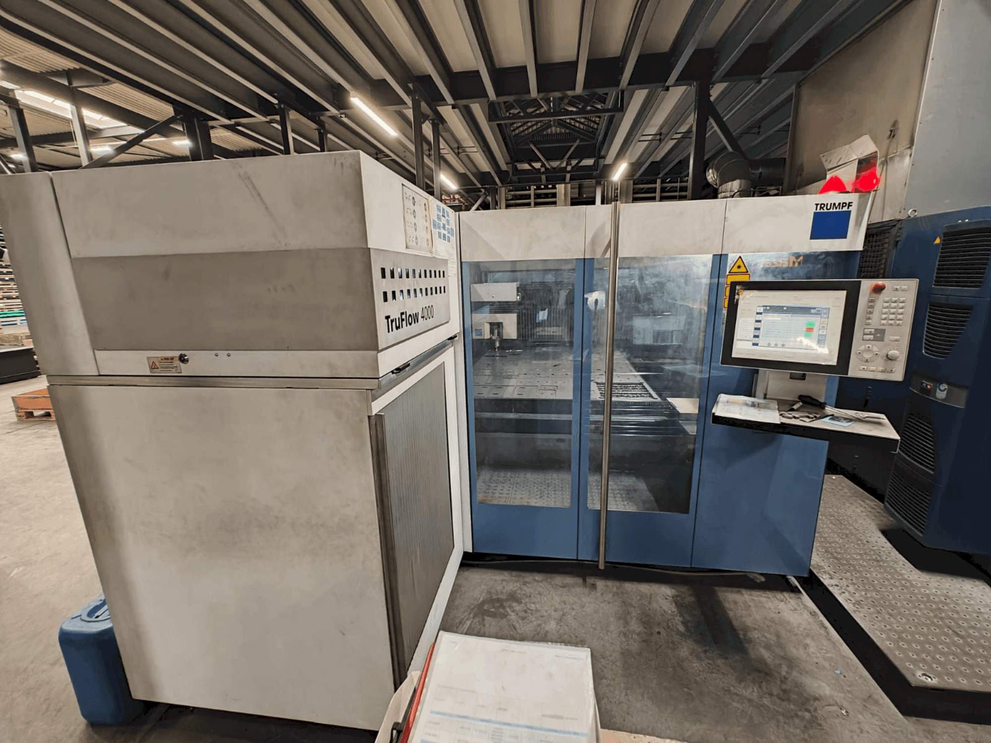 Čelní pohled na TRUMPF TruLaser 3030 stroj