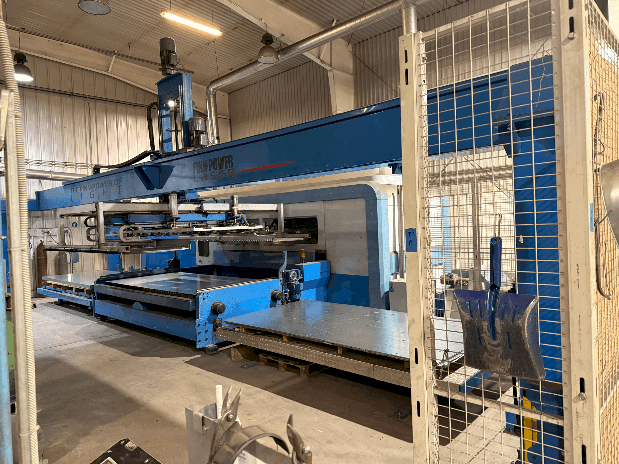 Čelní pohled na Finn-Power FPL6-BL stroj