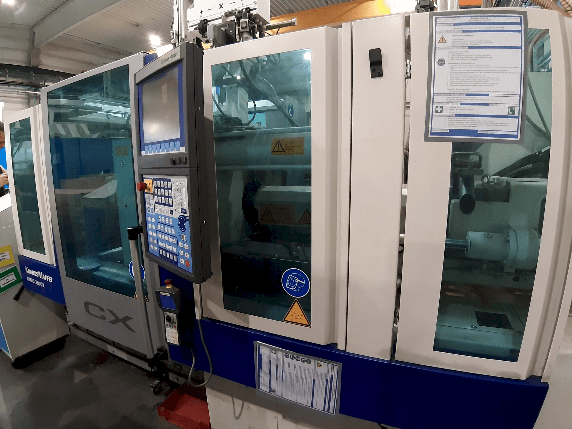 Čelní pohled na Krauss Maffei 80 - 380 CX stroj