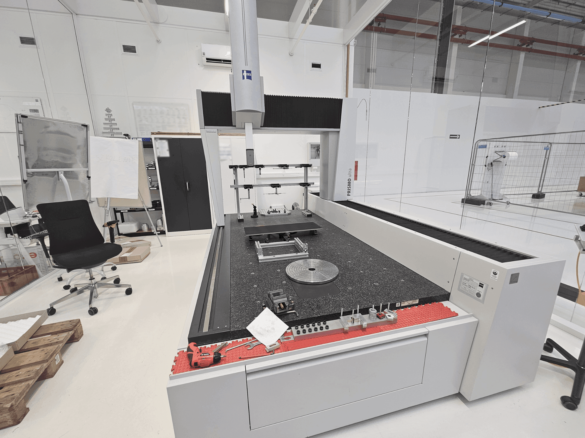 Čelní pohled na ZEISS PRISMO 12/24/10 ultra stroj