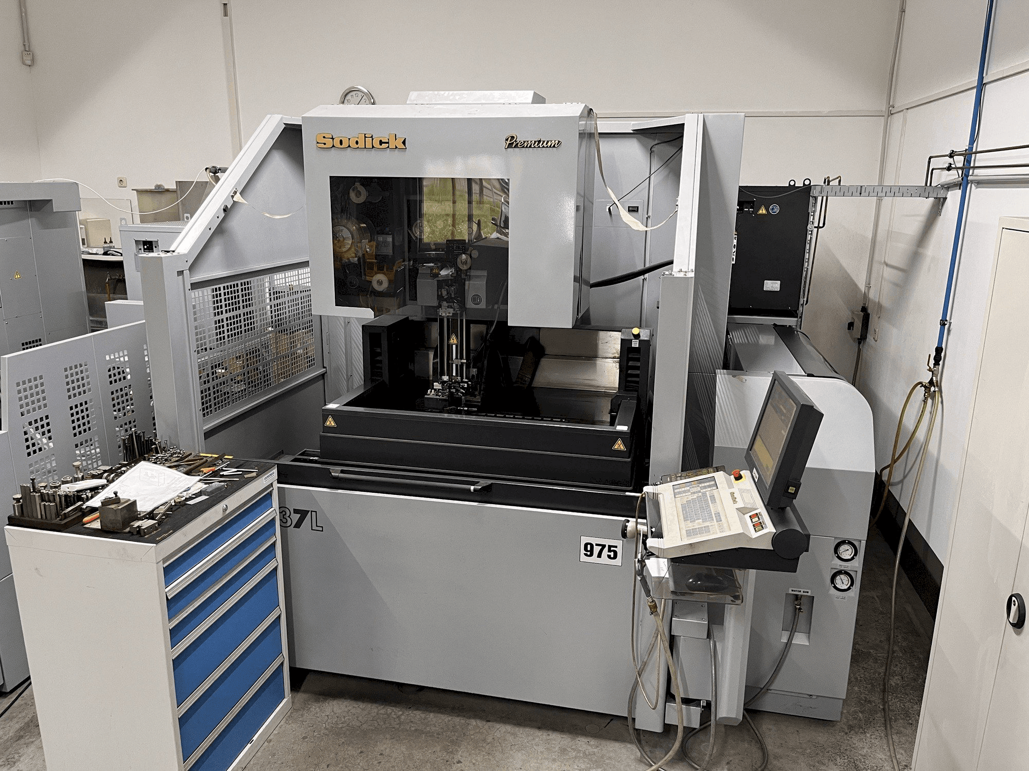 Čelní pohled na Sodick AQ537L stroj