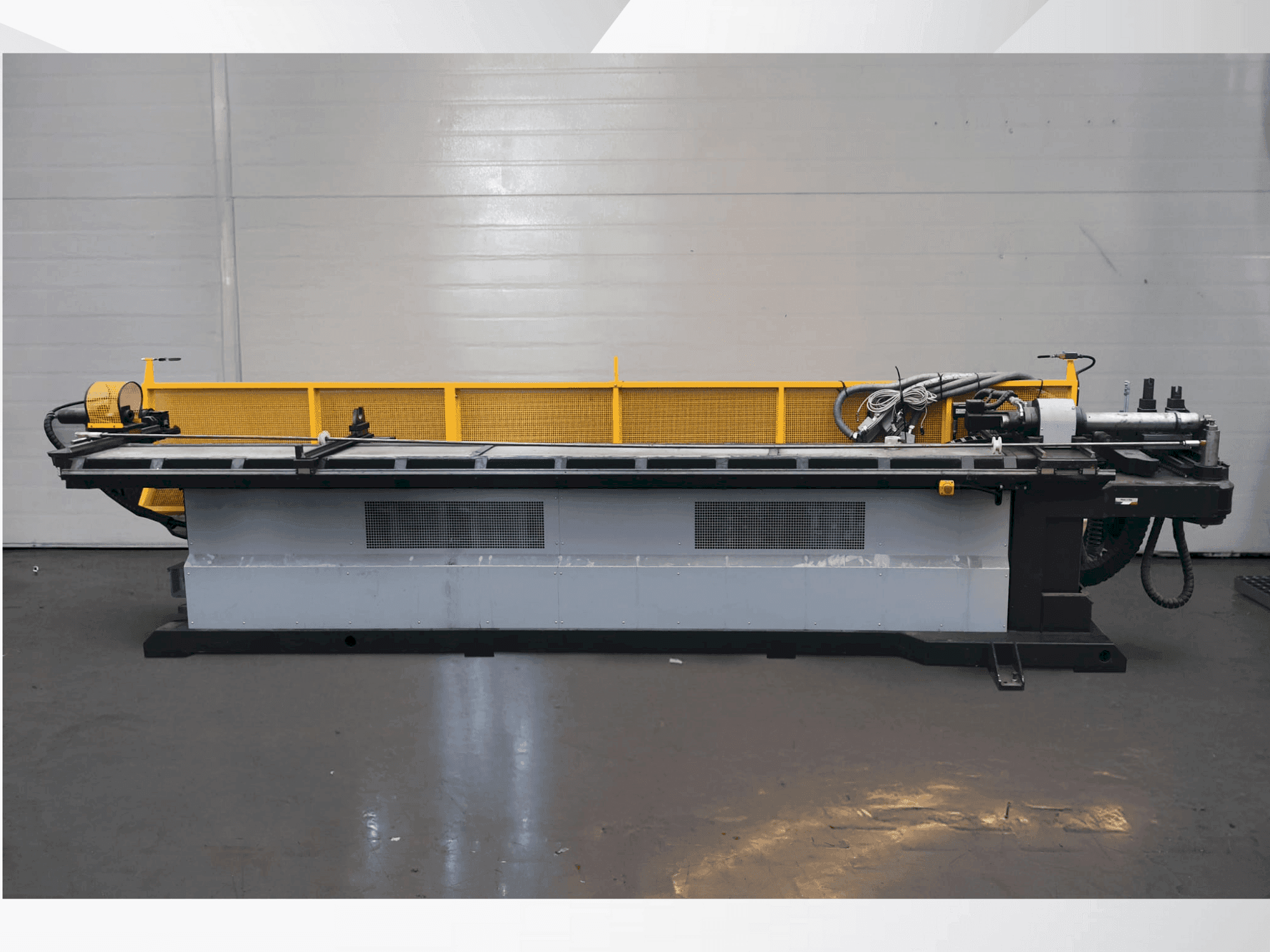 Čelní pohled na MACRI Provar 6-45 U-D stroj