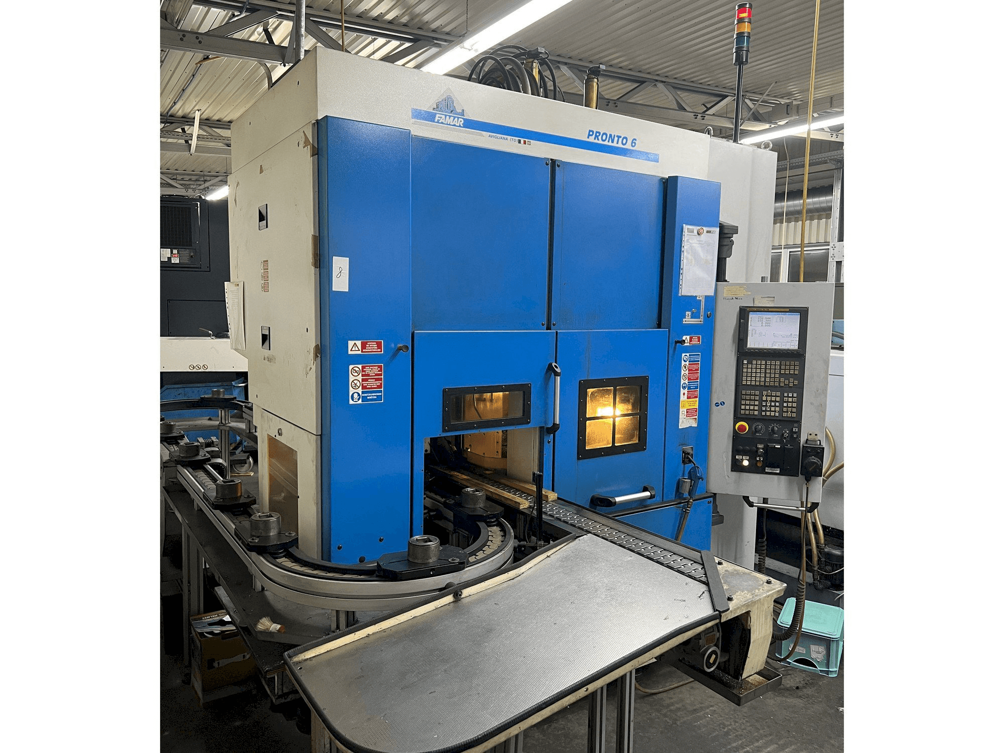 Čelní pohled na Famar Pronto 6 stroj