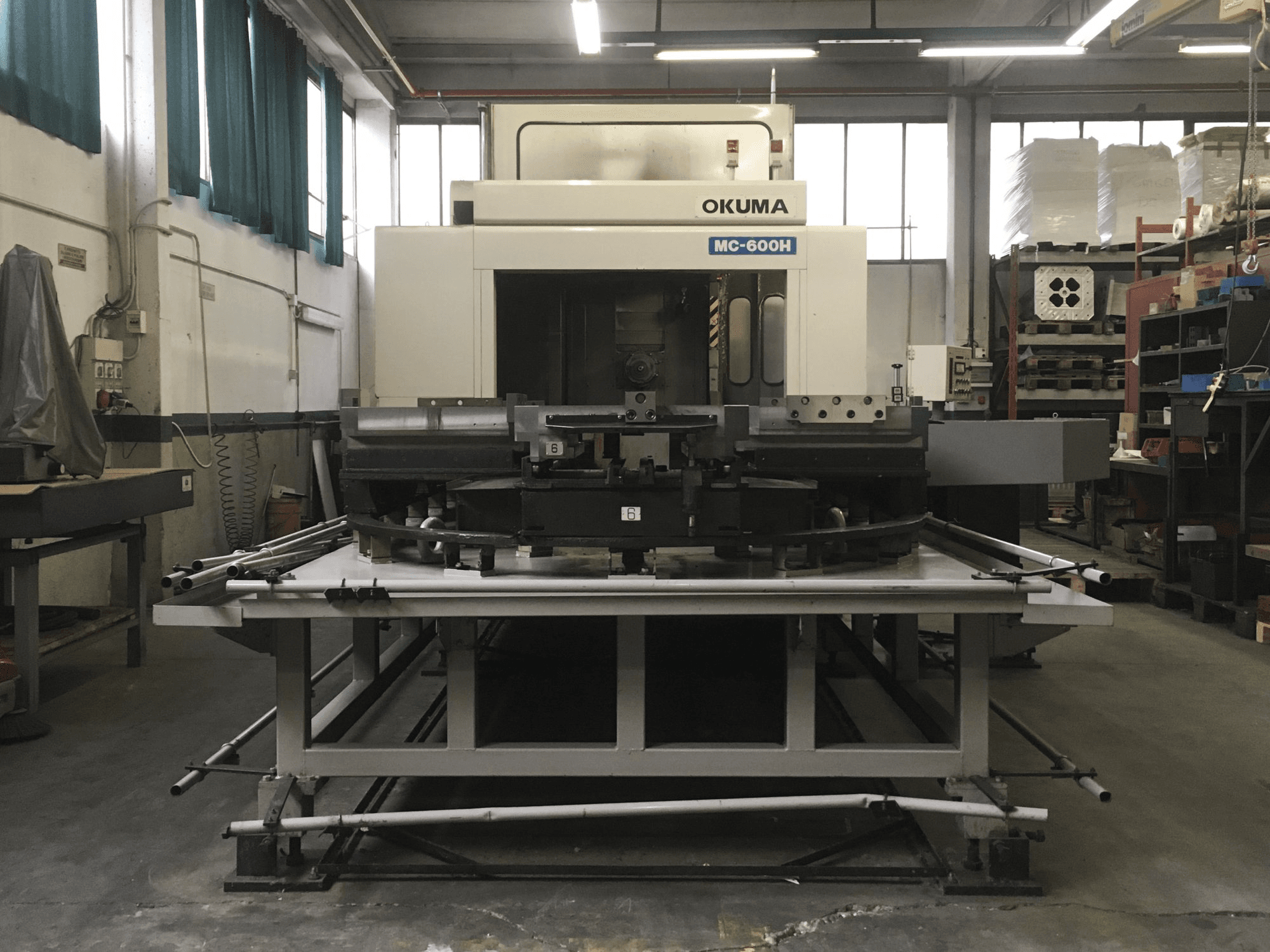 Čelní pohled na Okuma MC-600H stroj