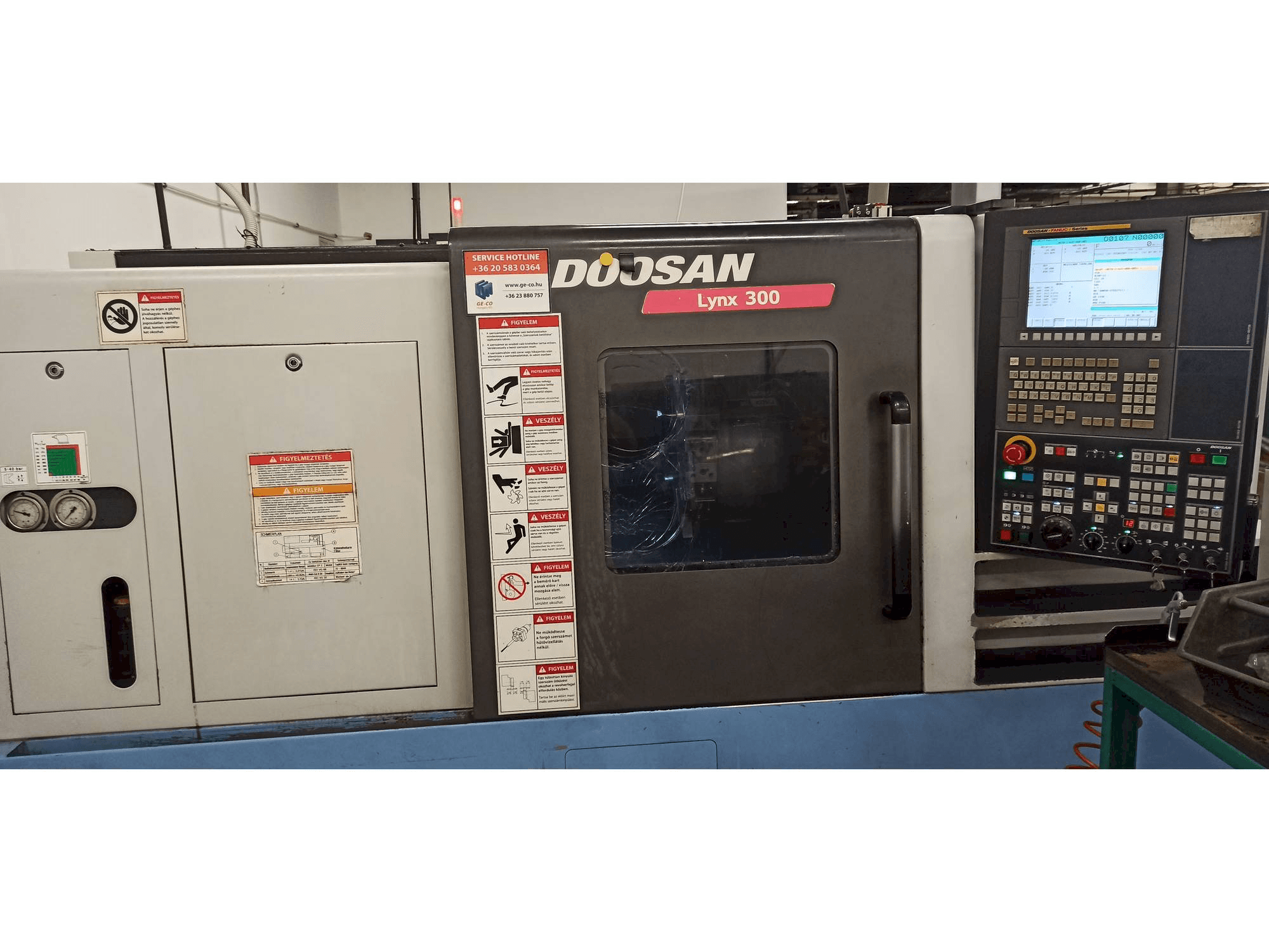 Čelní pohled na Doosan Lynx 300 stroj