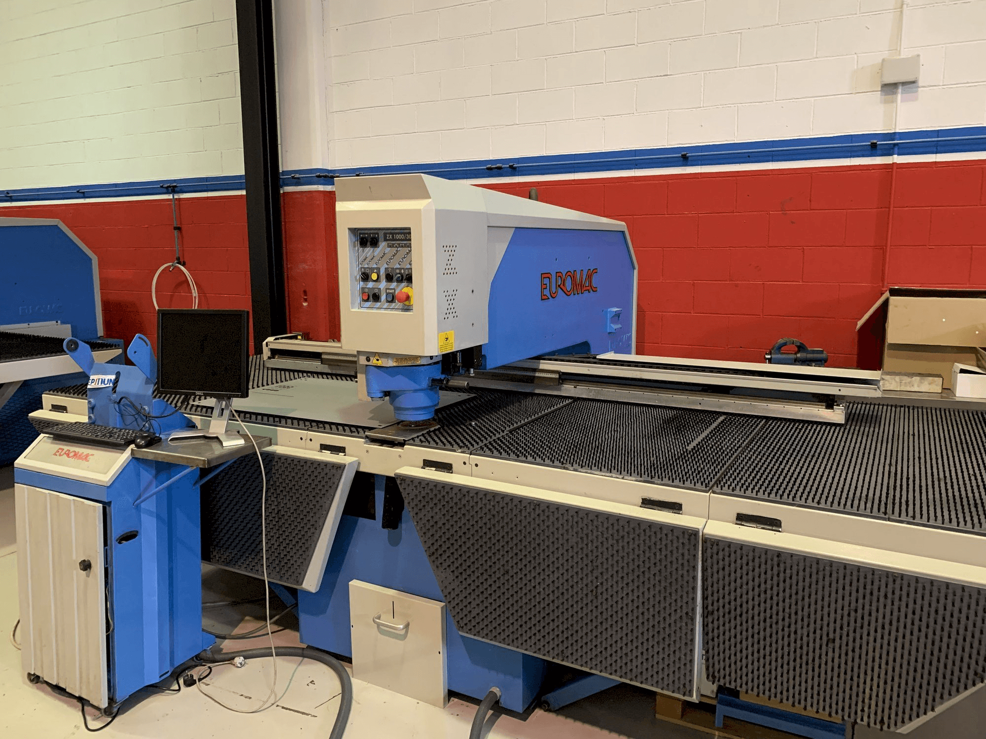 Čelní pohled na Euromac ZX 1000-30-2000 stroj