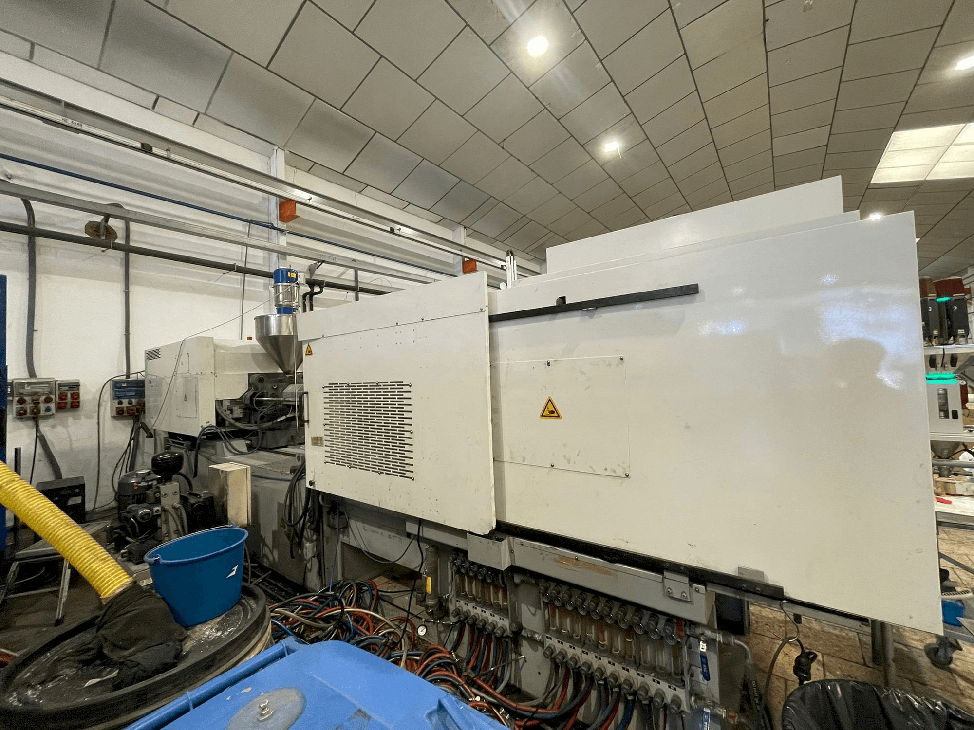 Levý pohled na Toyo Si-280-V stroj