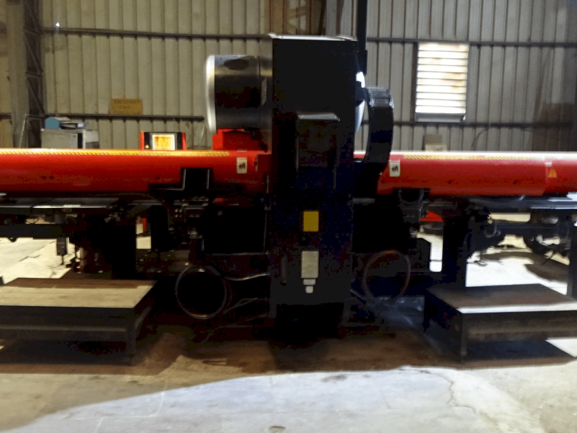 Čelní pohled na AMADA EM 2510 NT stroj