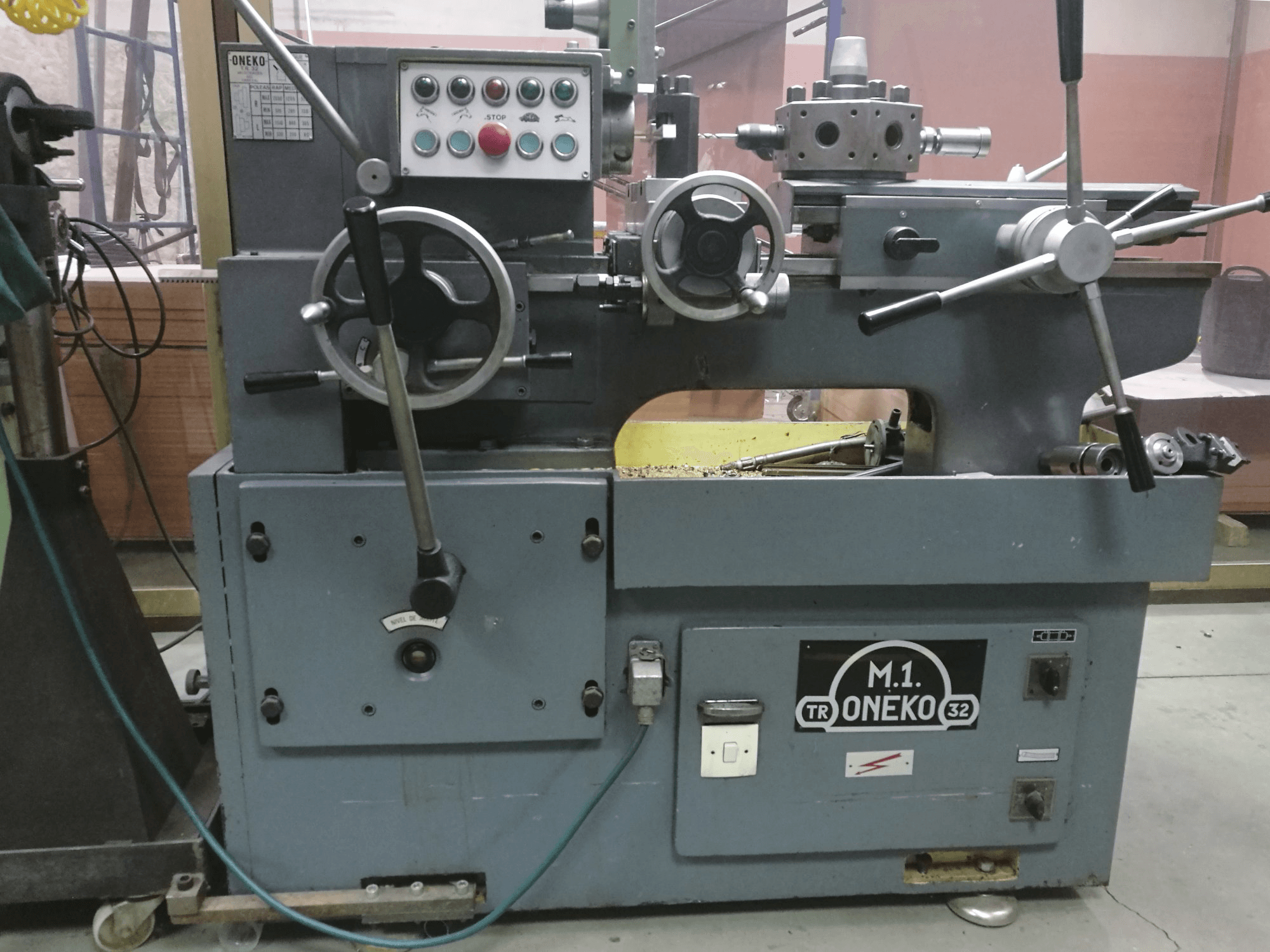 Čelní pohled na ONEKO 32 stroj