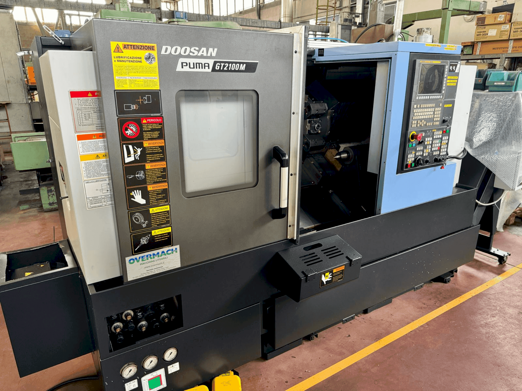 Čelní pohled na DOOSAN PUMA GT 2100M stroj