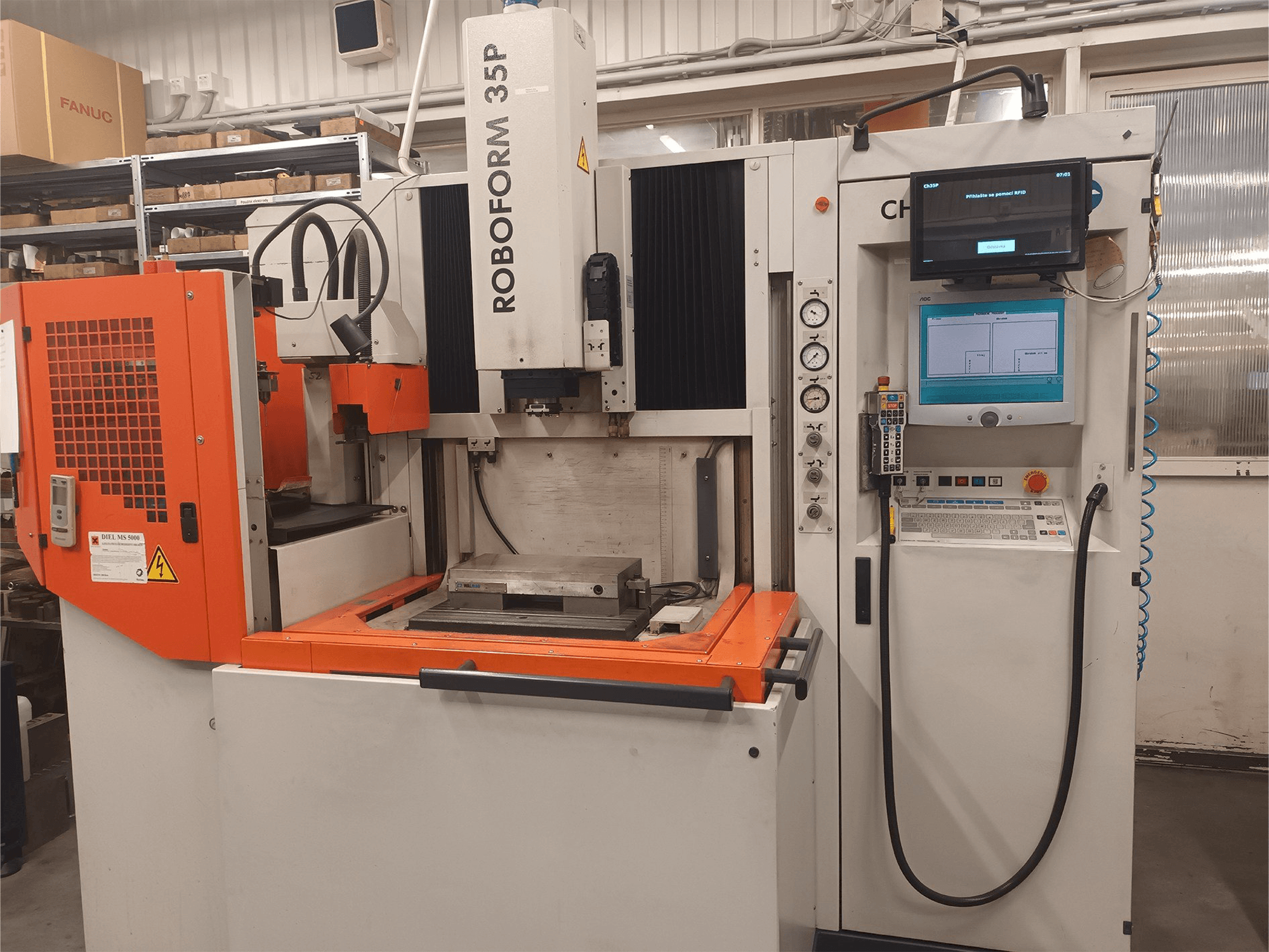 Čelní pohled na CHARMILLES ROBOFORM 35P stroj