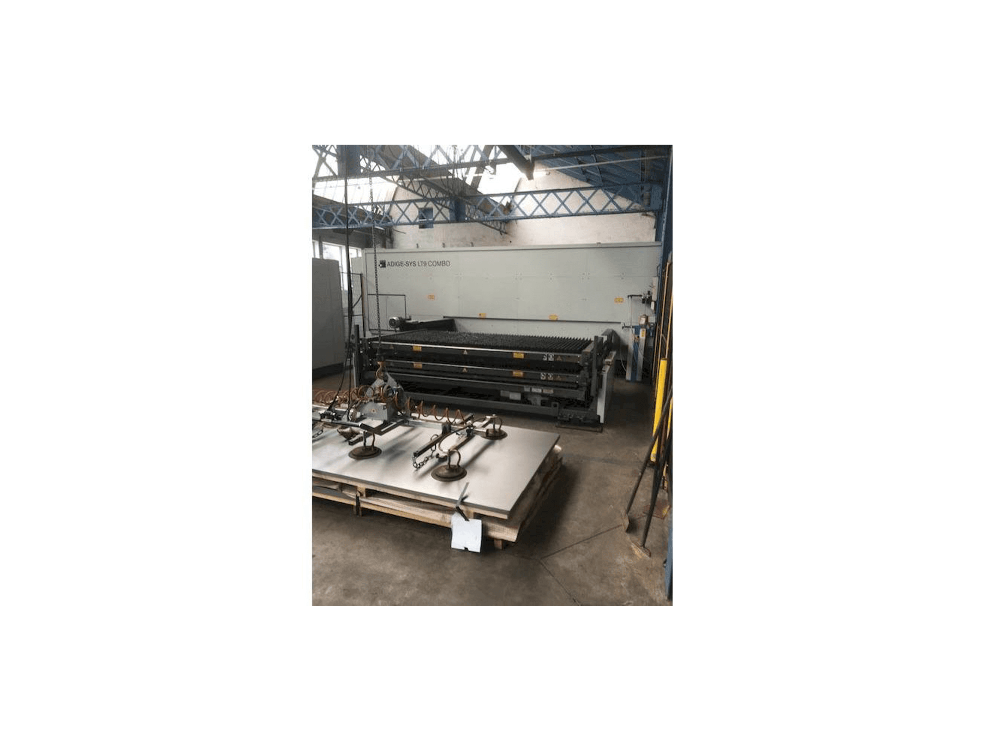 Čelní pohled na BLM Adige-Sys LT9 Combo stroj