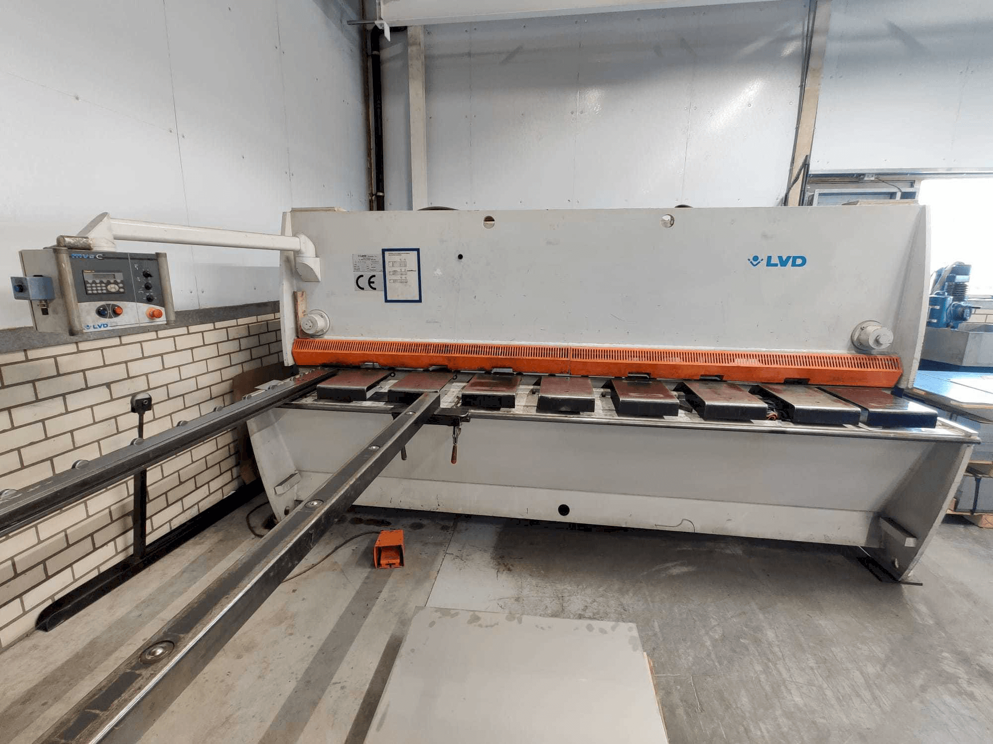 Čelní pohled na LVD MVSC 06/31 stroj