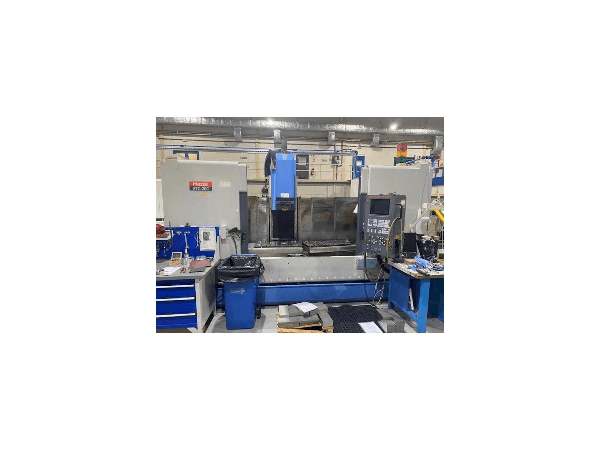 Čelní pohled na Mazak VTC-20C stroj