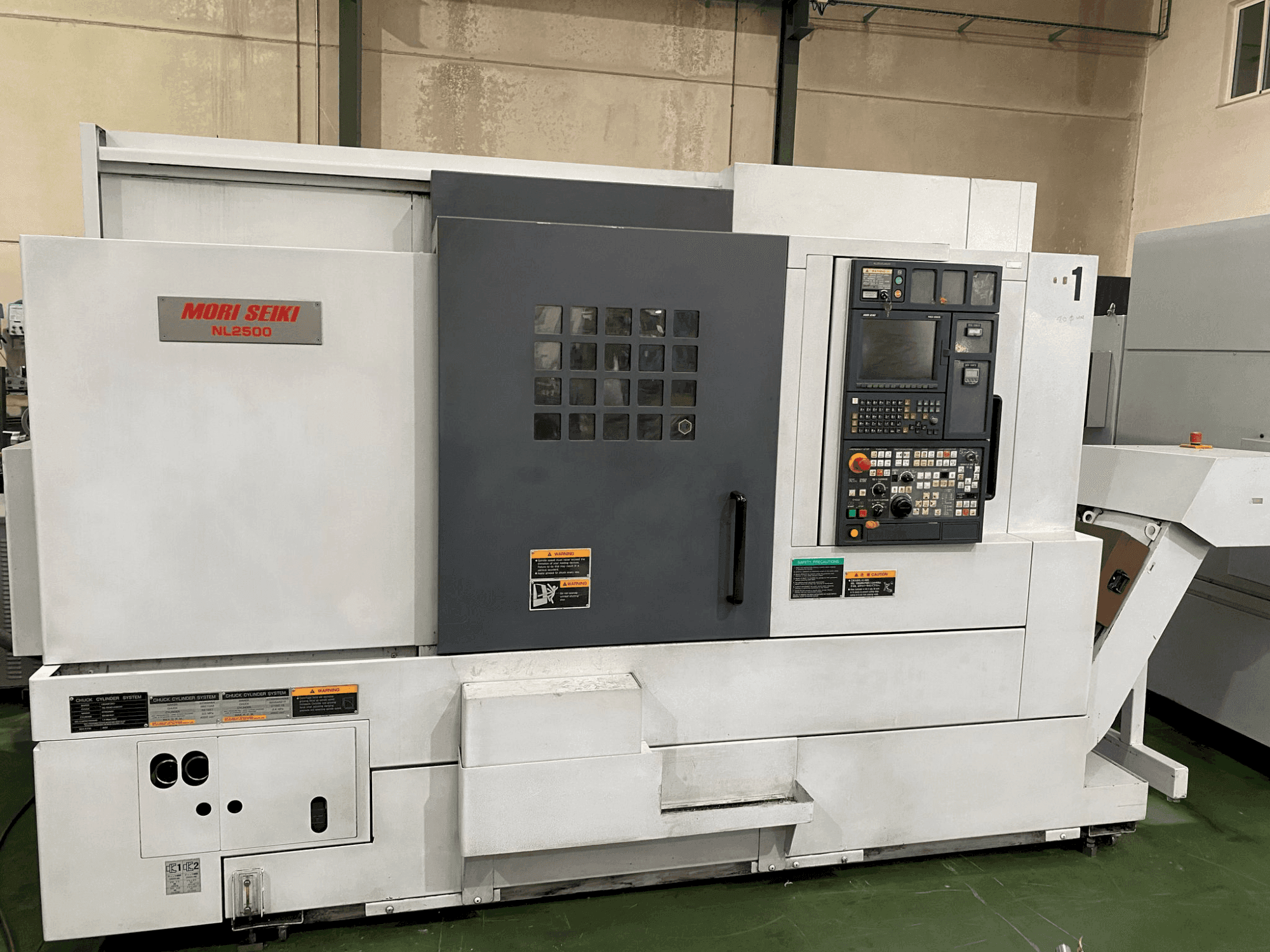 Čelní pohled na MORI SEIKI NL 2500 SY (2007) stroj