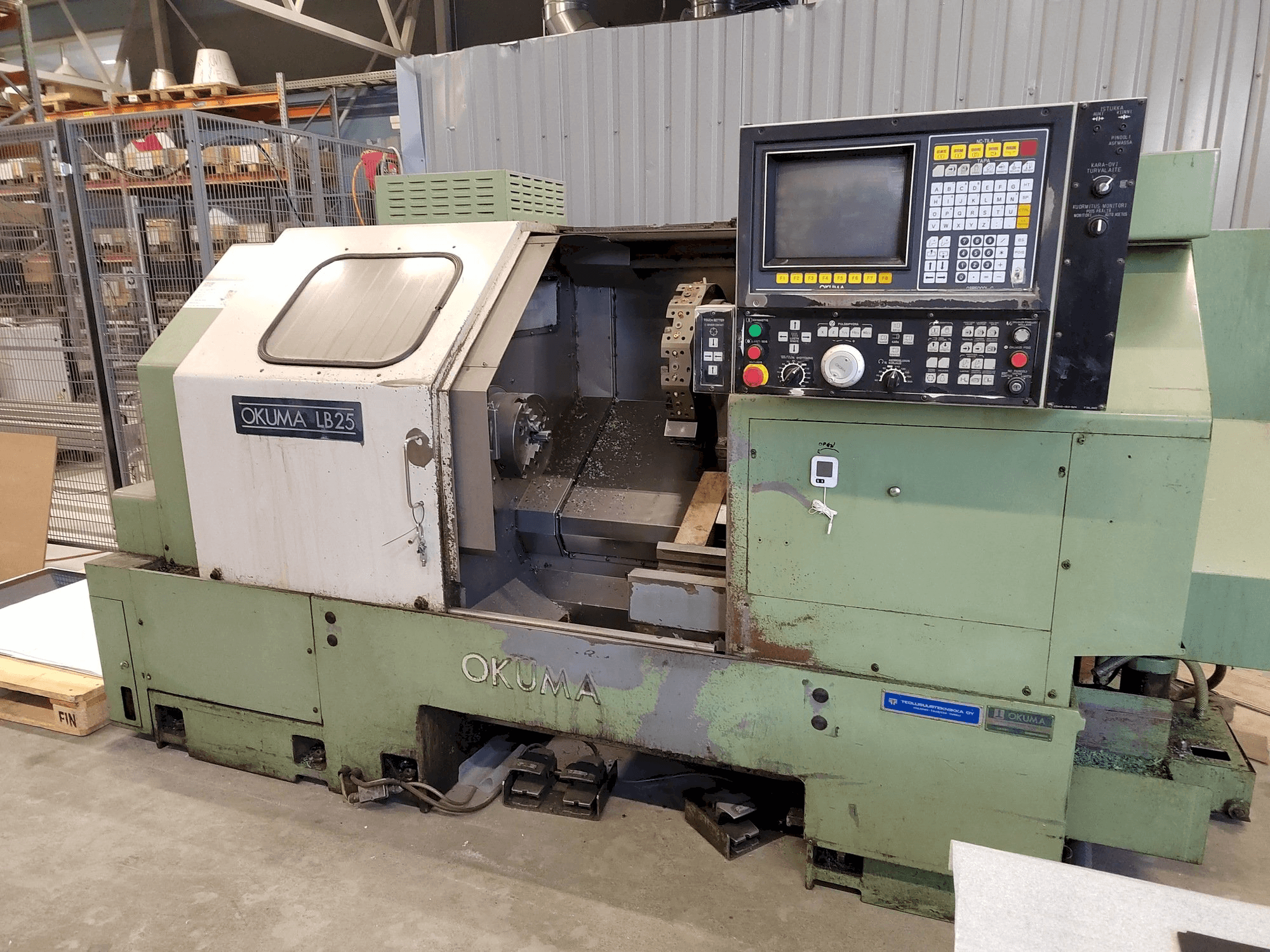 Čelní pohled na Okuma LB25 stroj