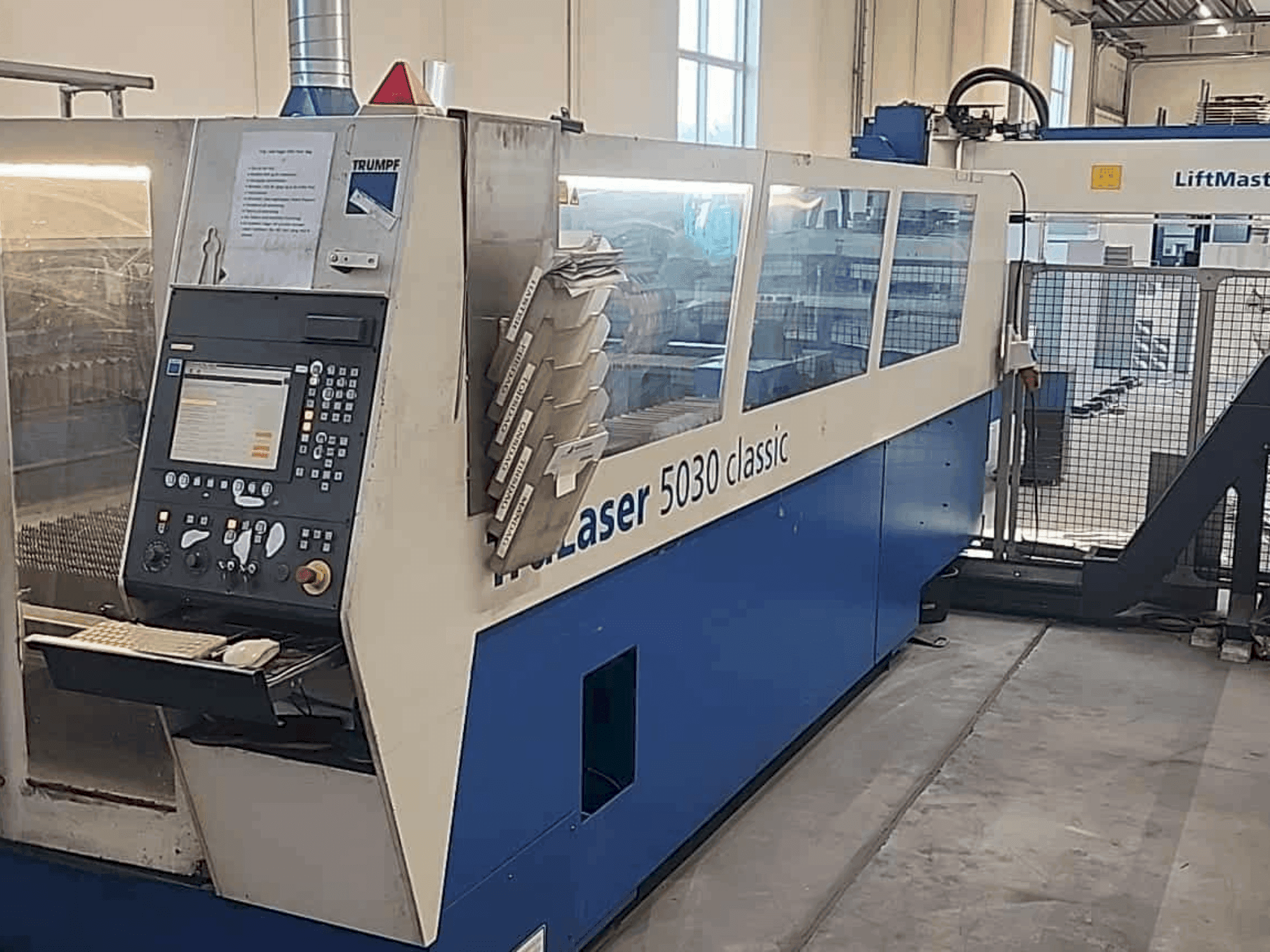 Čelní pohled na TRUMPF TruLaser 5030 classic stroj
