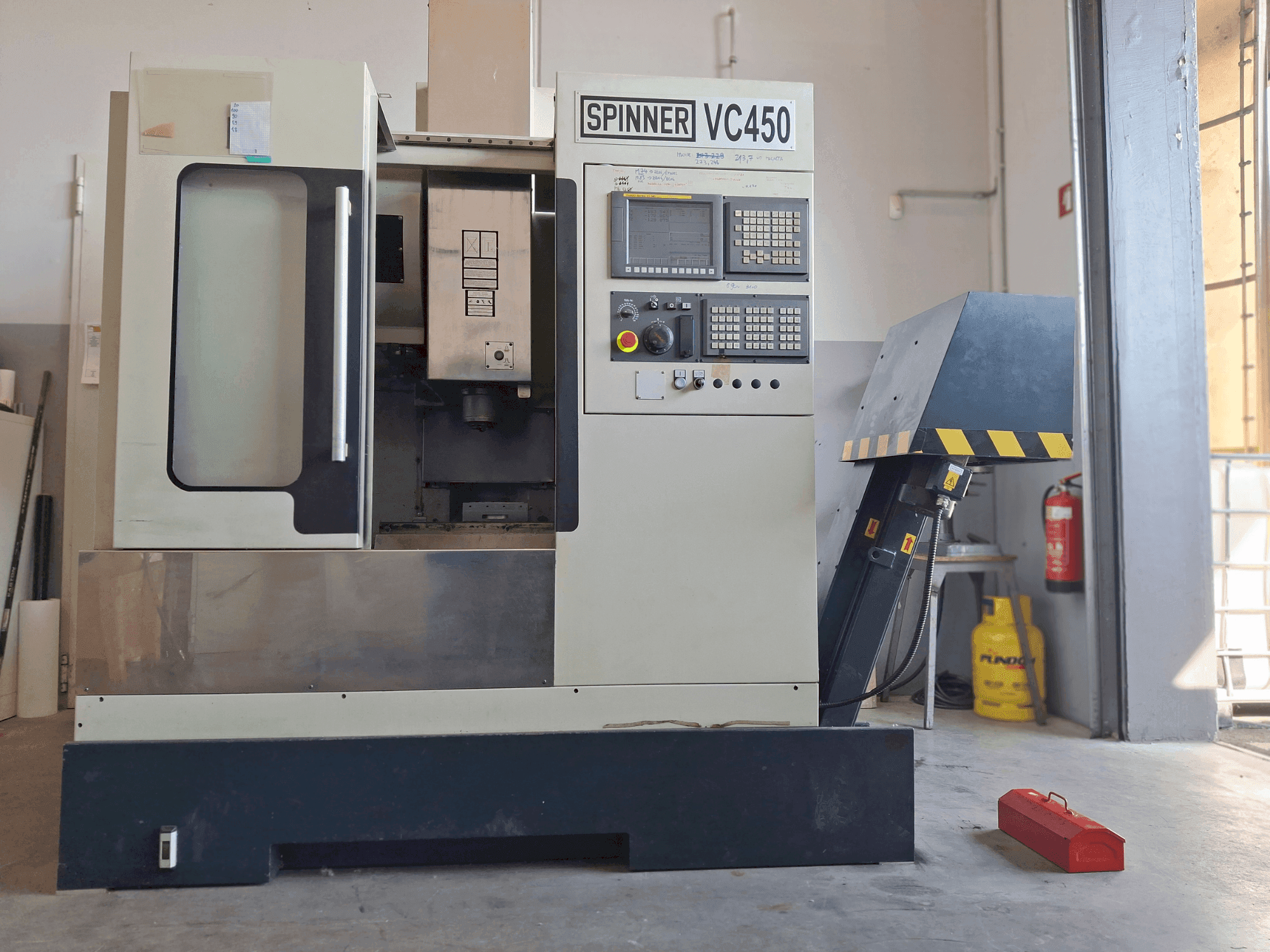 Čelní pohled na SPINNER VC 450 stroj