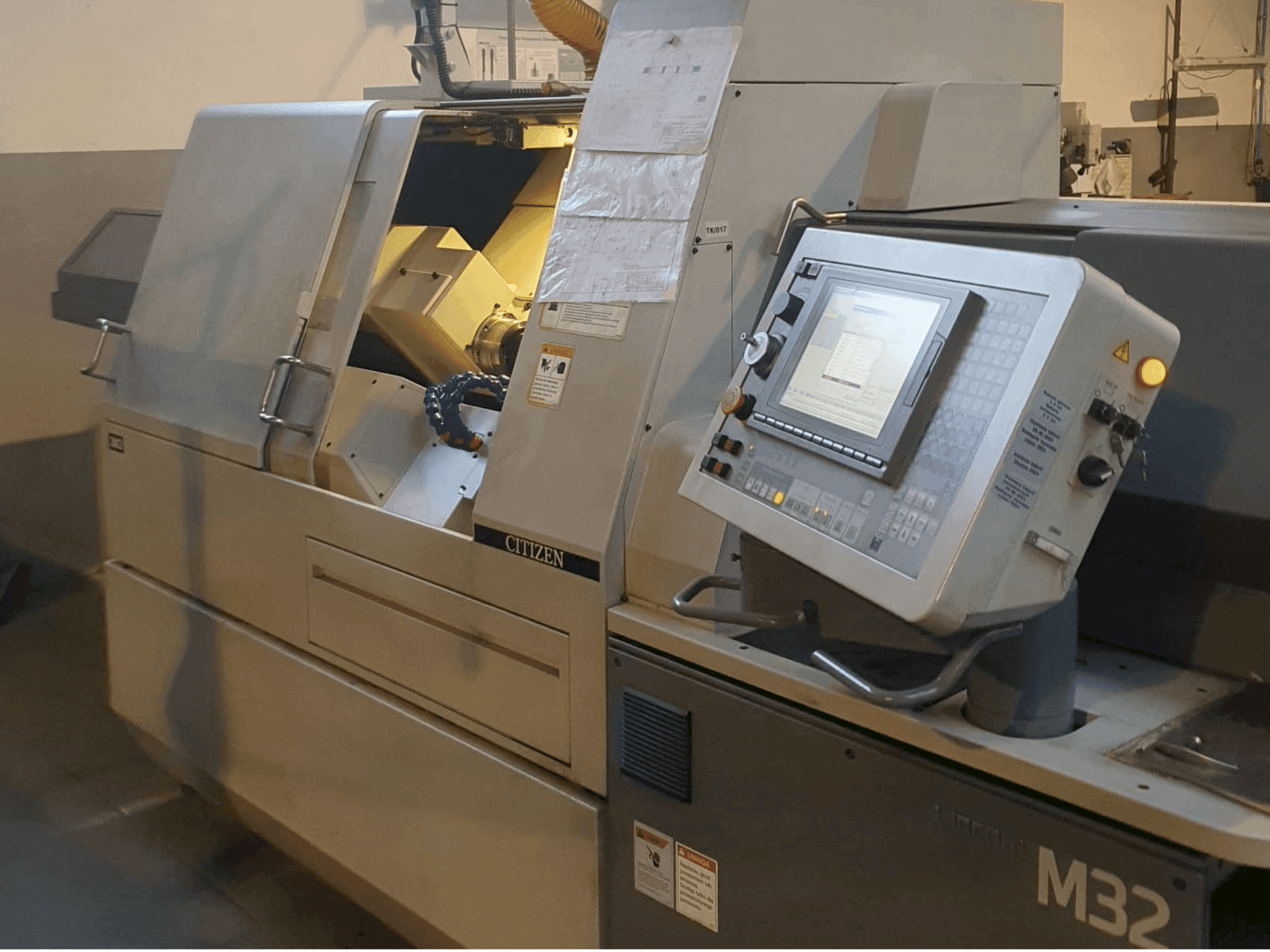 Čelní pohled na Citizen M32 III stroj