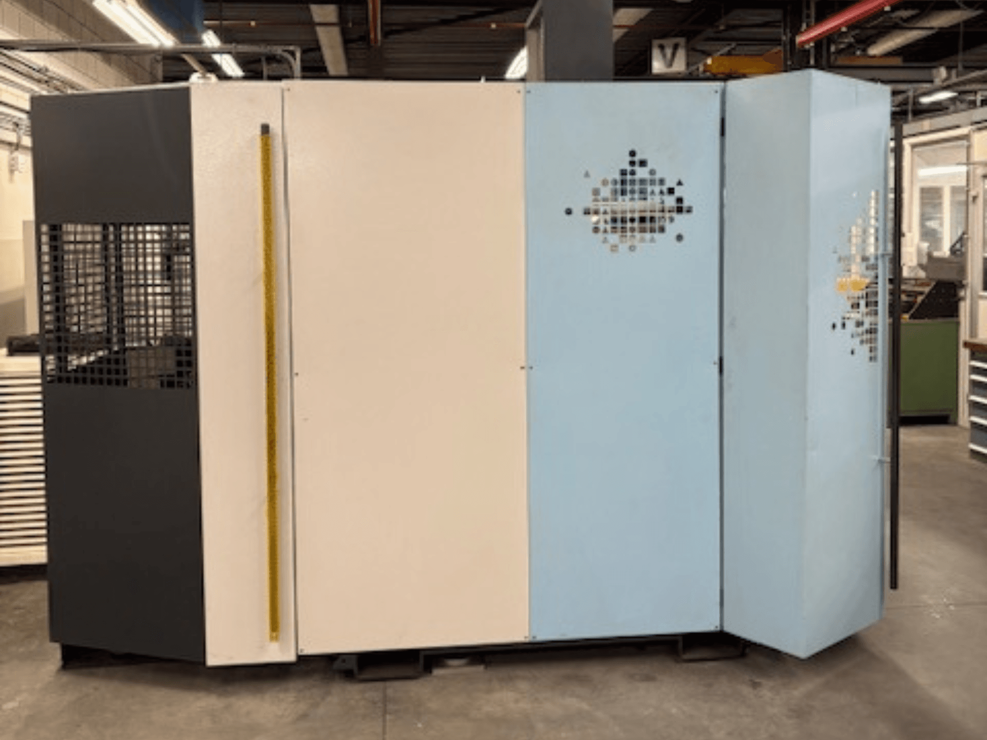 Drátový elektroerozivní stroj +GF+ AgieCharmilles AGIECUT PROGRESS V4, pohled zepředu s různobarevnými panely a bezpečnostní mřížkou.