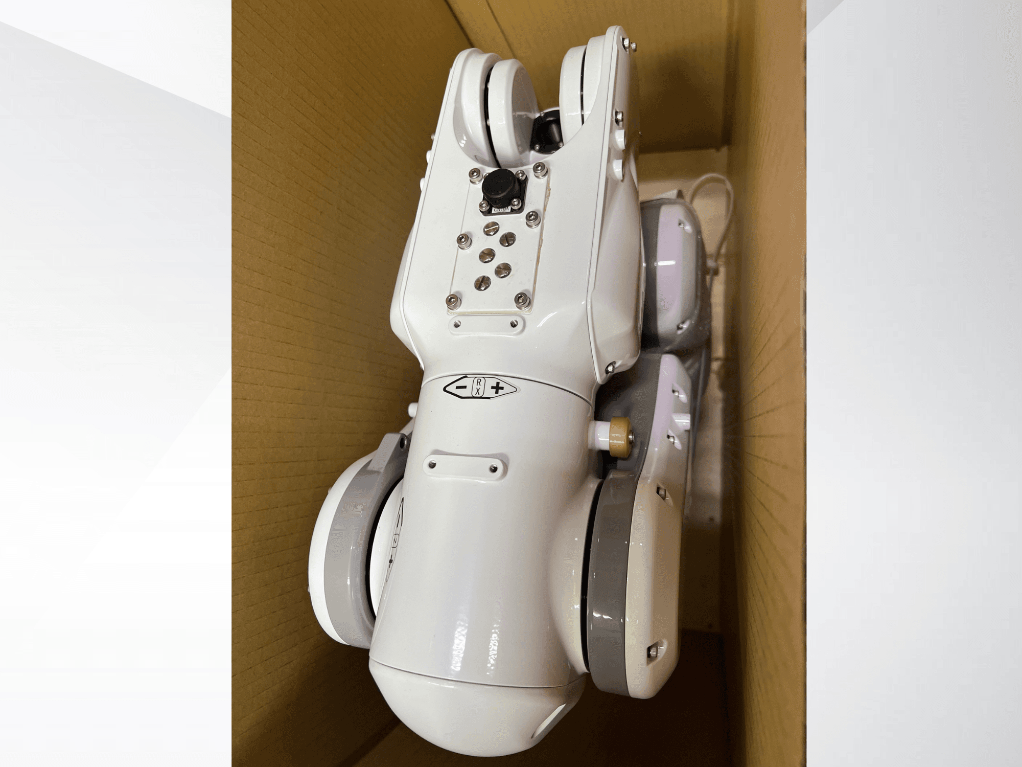 Robotické rameno NACHI MZ04D při pohledu shora, kde je vidět jeho elegantní bílý design a ovládací panel s tlačítky a indikátory.