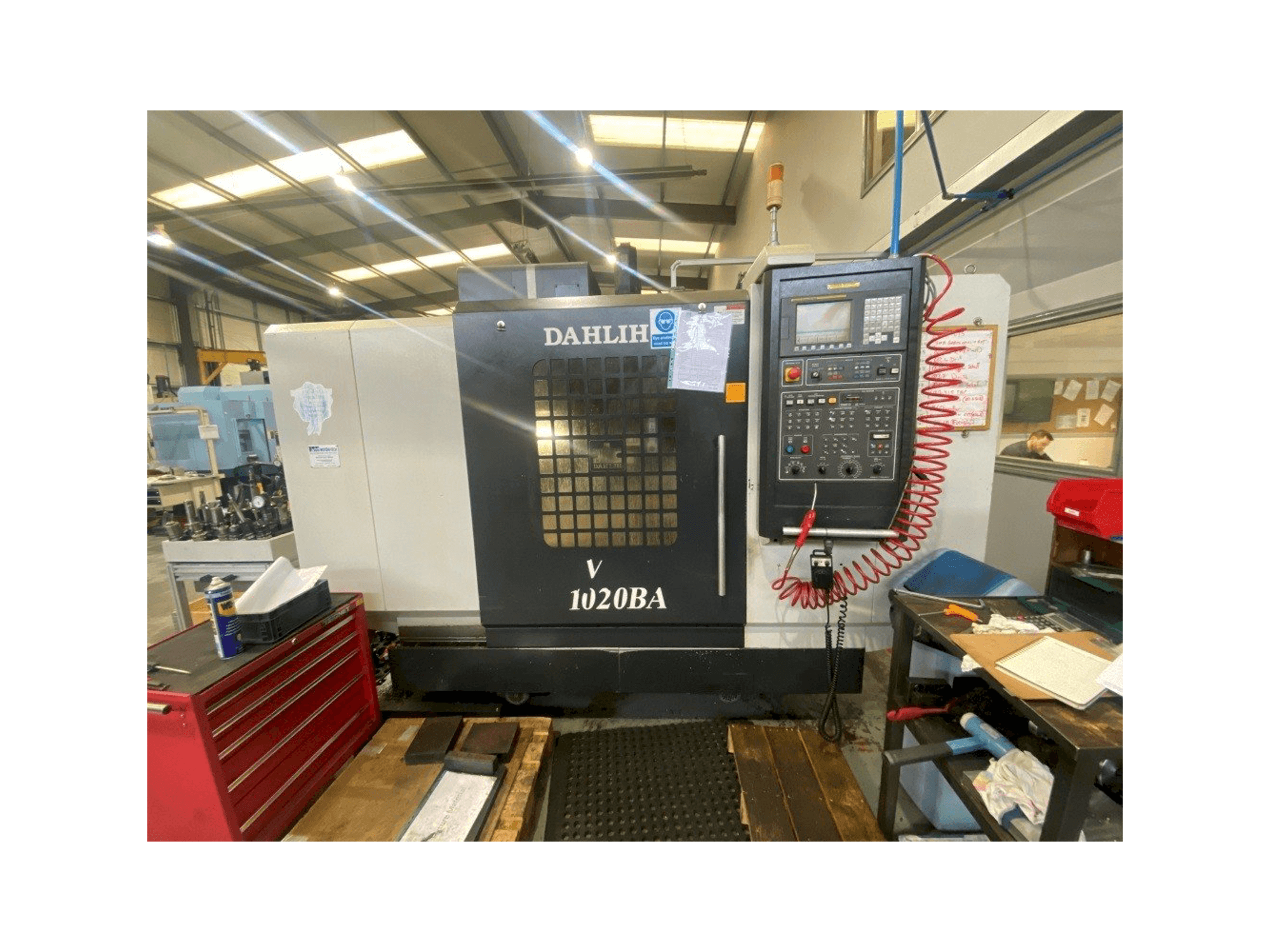 Čelní pohled na DAH LIH MCV 1020 BA stroj