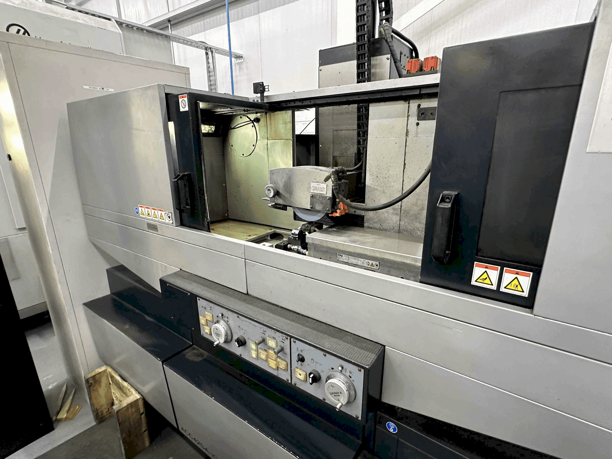 Čelní pohled na OKAMOTO Grind-X ACC 42SAiQ stroj