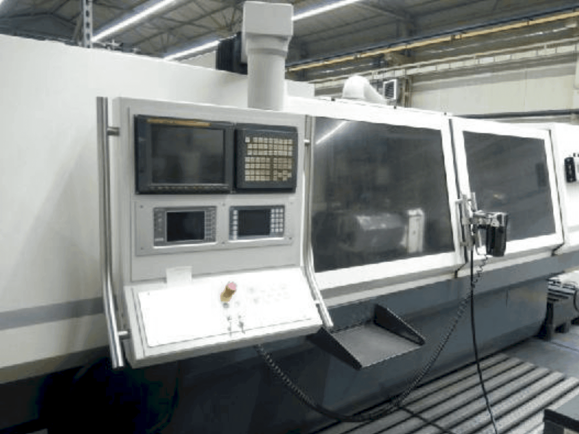 Čelní pohled na STUDER S40 CNC stroj