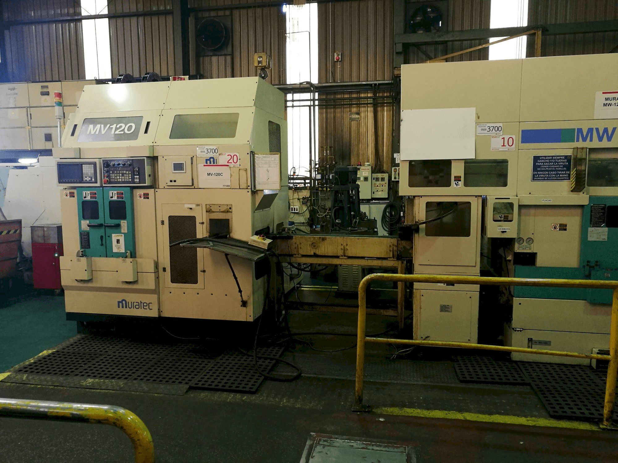 Čelní pohled na Muratec MV120 stroj