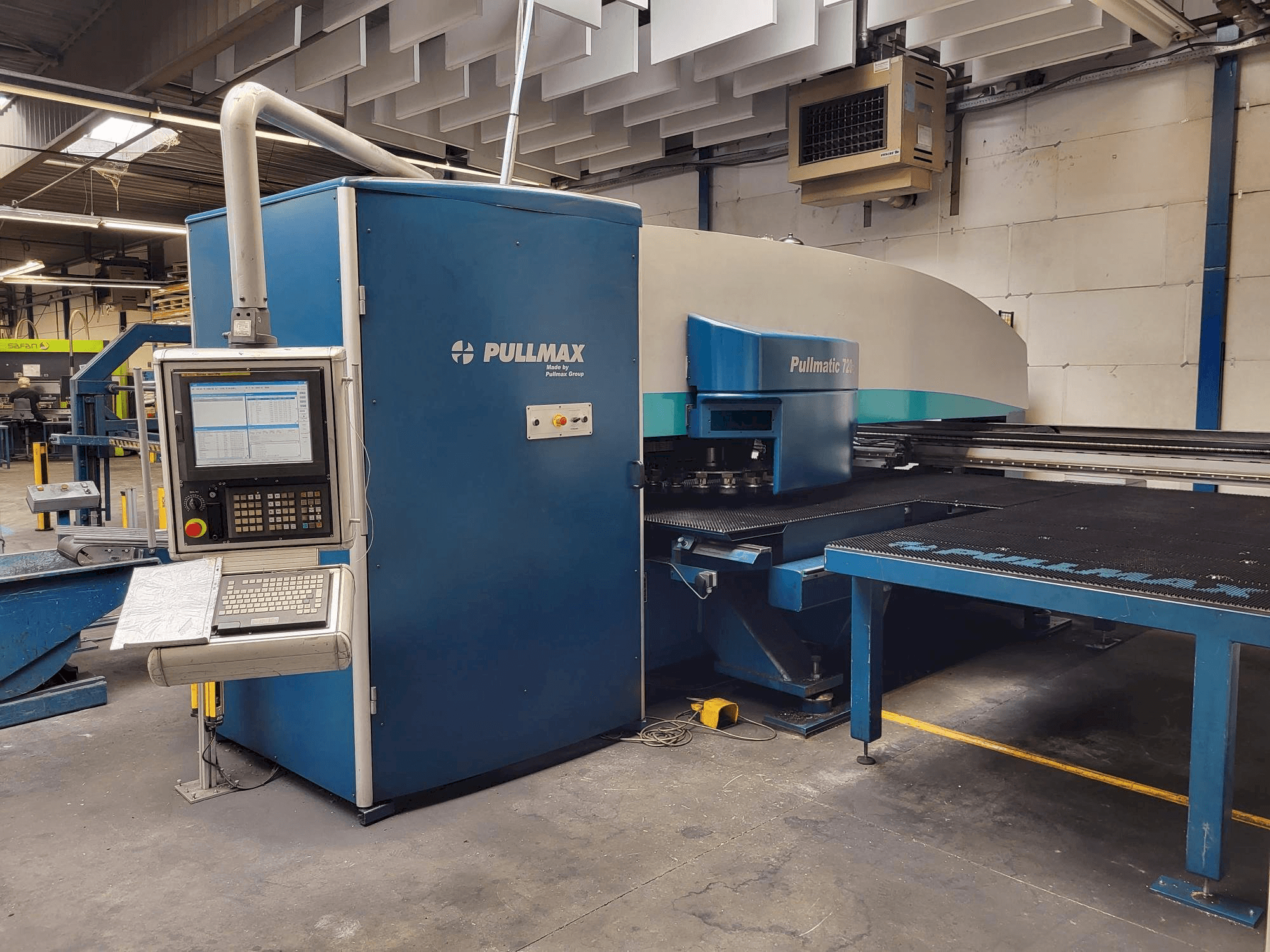 Čelní pohled na Pullmax 720 stroj