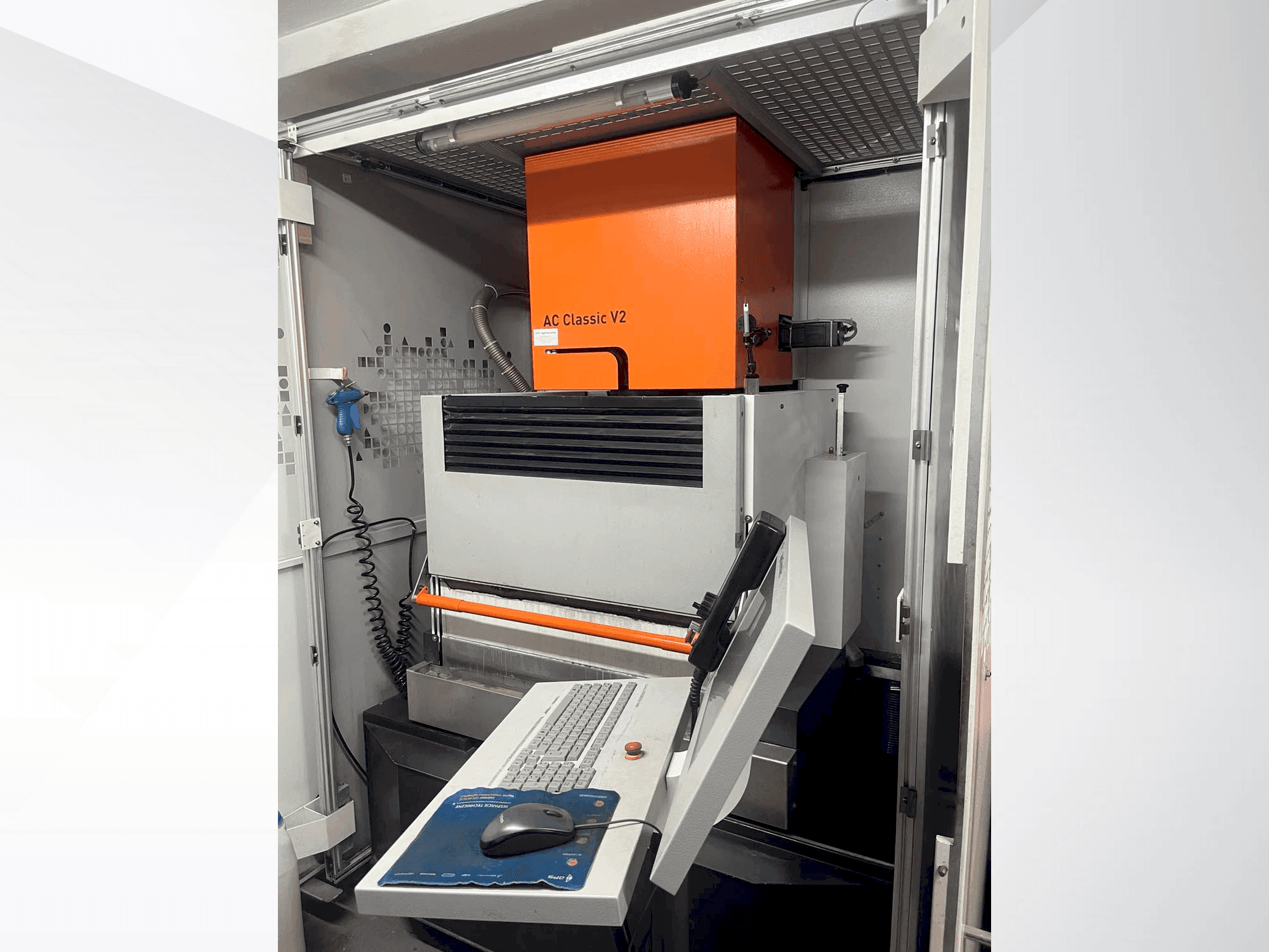 Čelní pohled na AgieCharmilles Classic V2 stroj