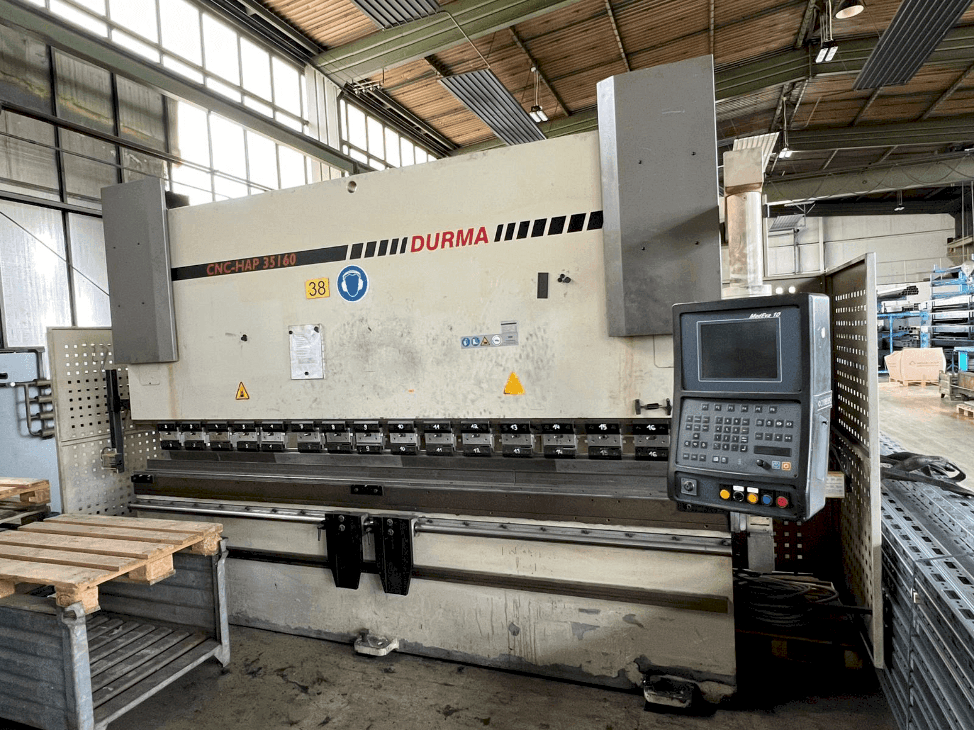 Čelní pohled na Durma CNC HAP 35160 stroj