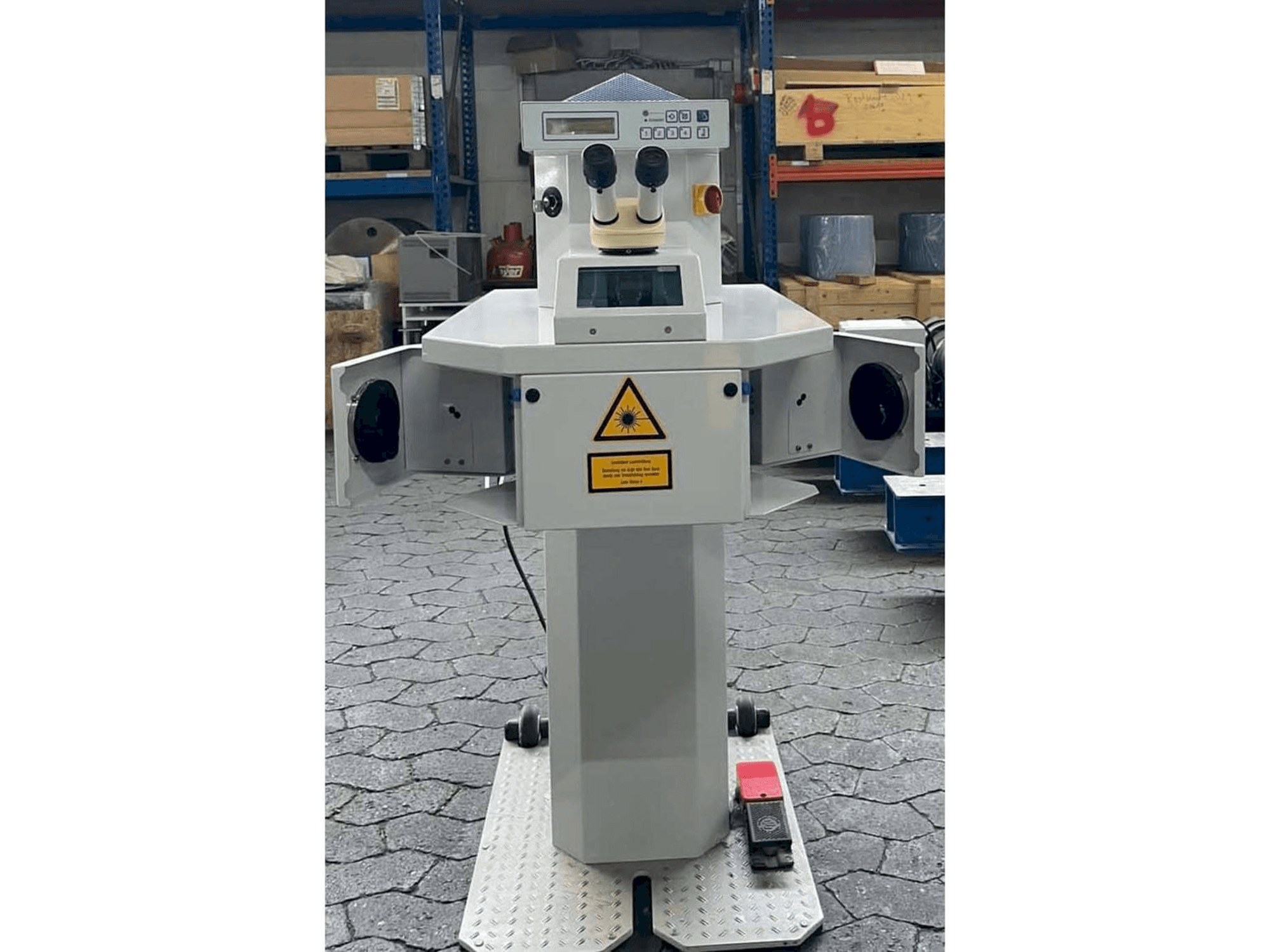 Čelní pohled na ALPHA LASER ALO 30 stroj