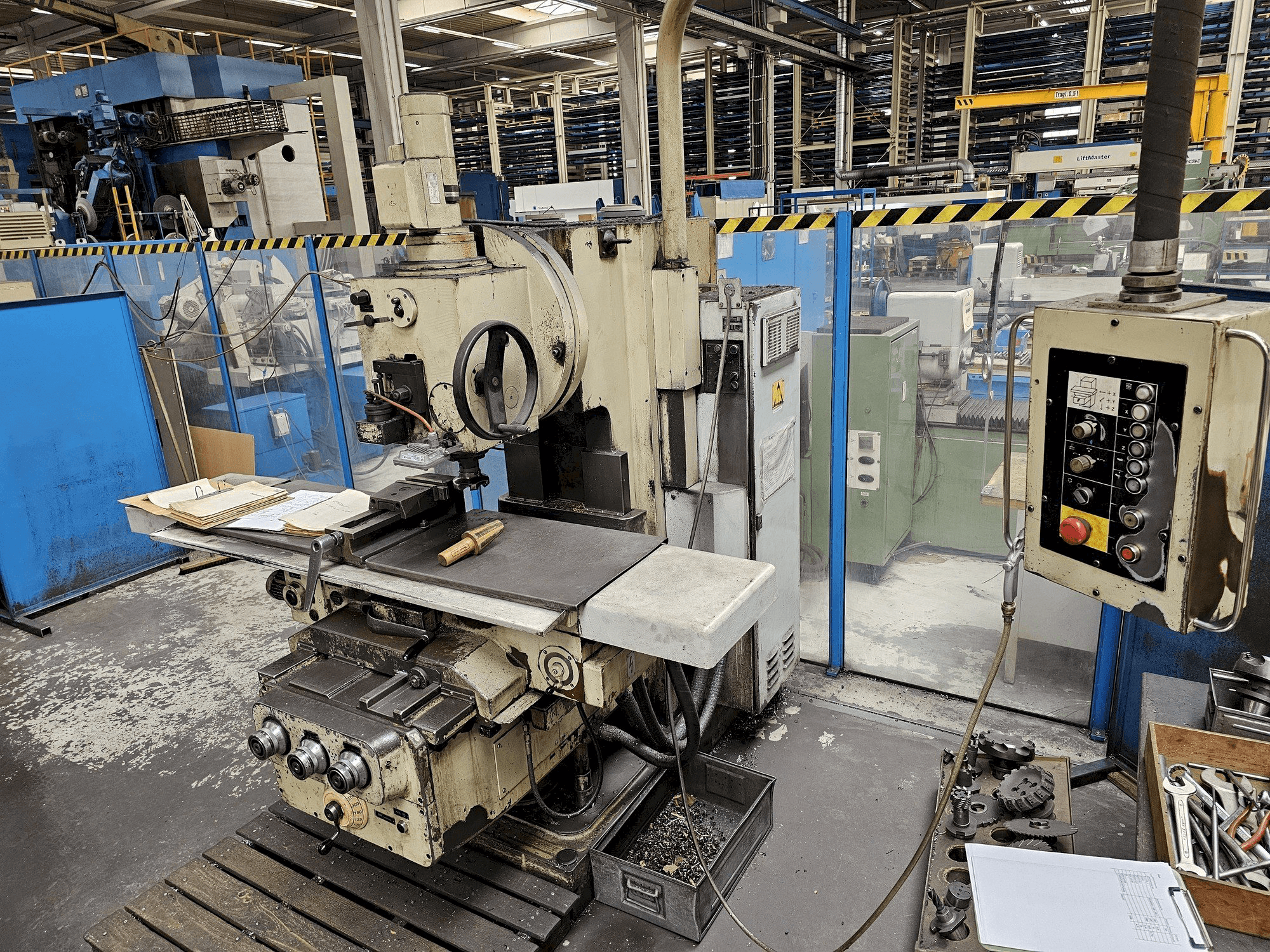 Čelní pohled na VEB FSS 400/E stroj