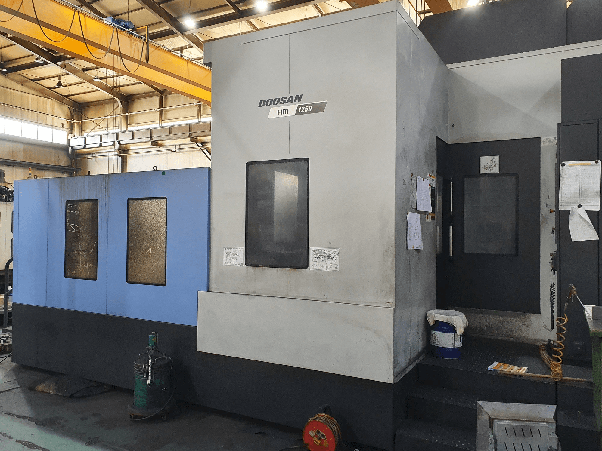 Čelní pohled na Doosan HM 1250 stroj