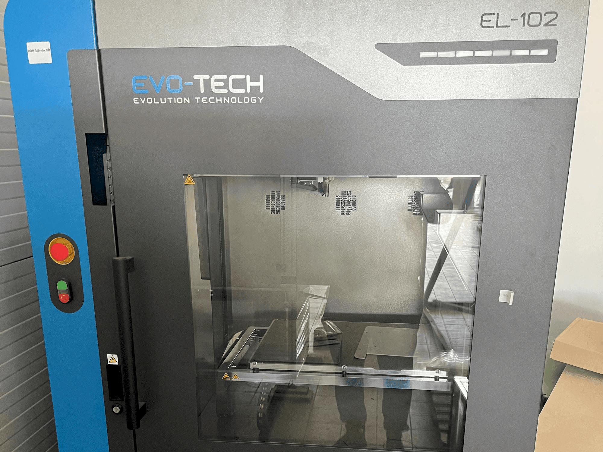 Čelní pohled na EVO-tech EL-102 V2 stroj
