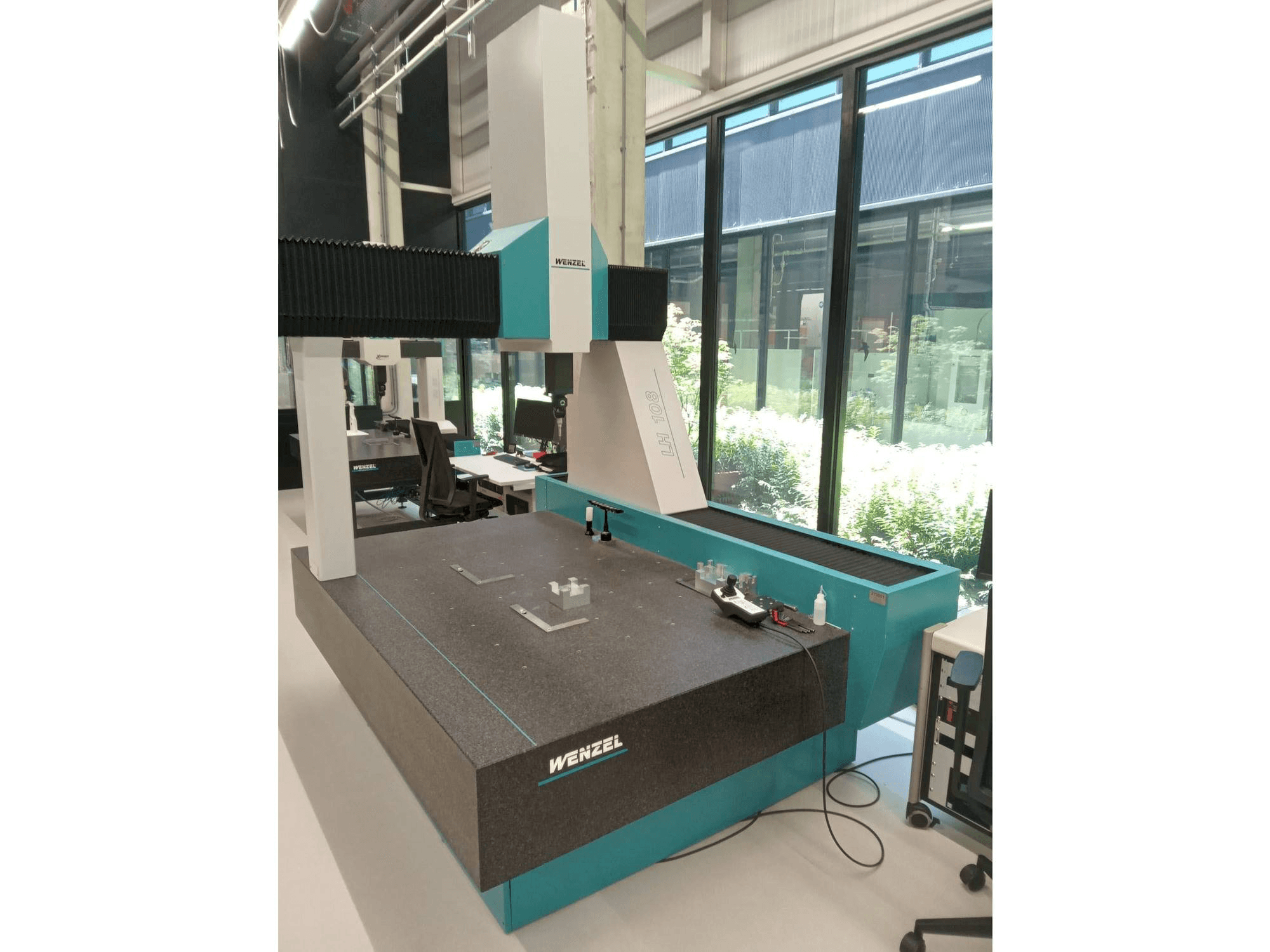 Čelní pohled na Wenzel LH-108 stroj