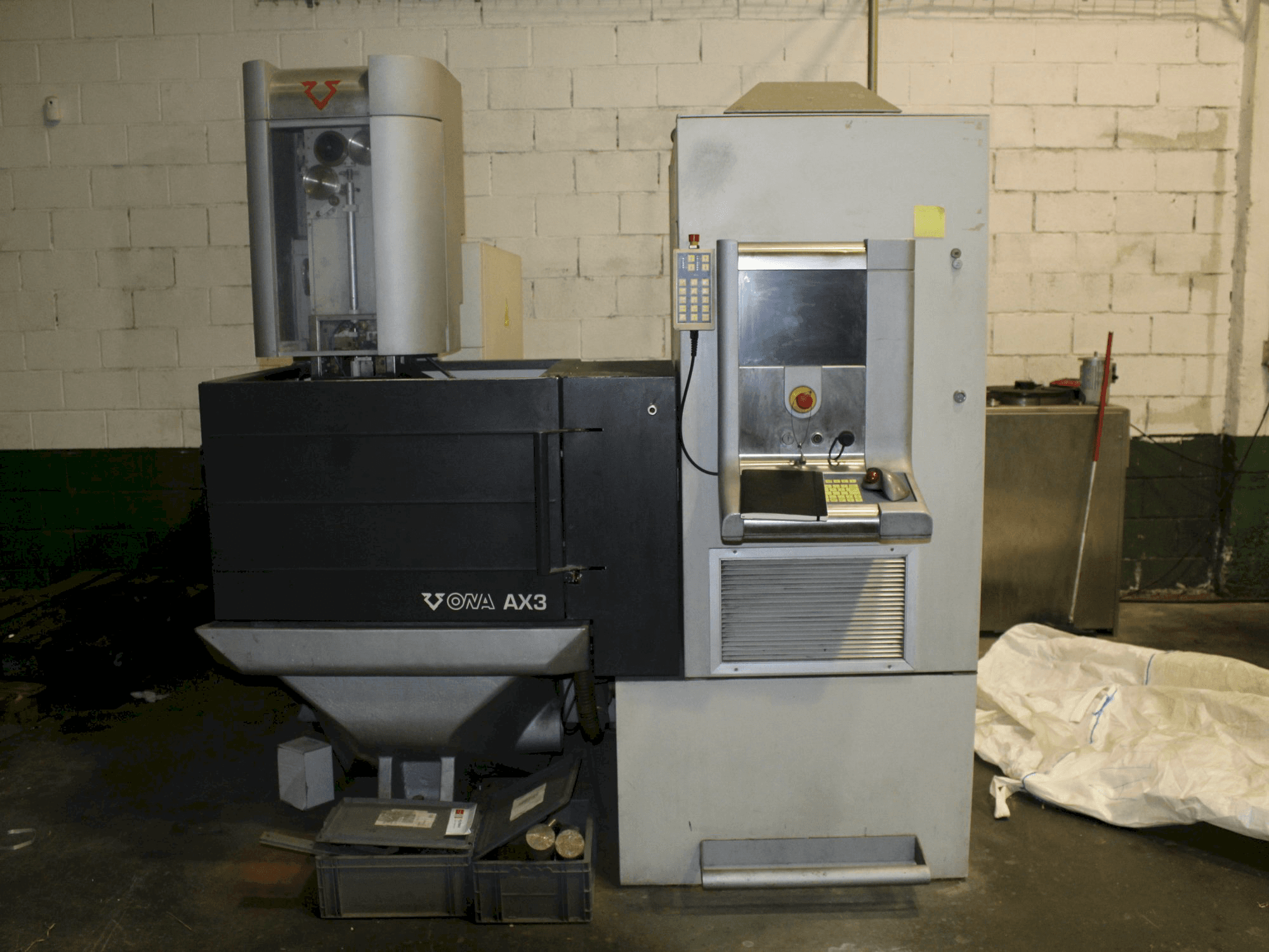 Čelní pohled na ONA AX3 stroj