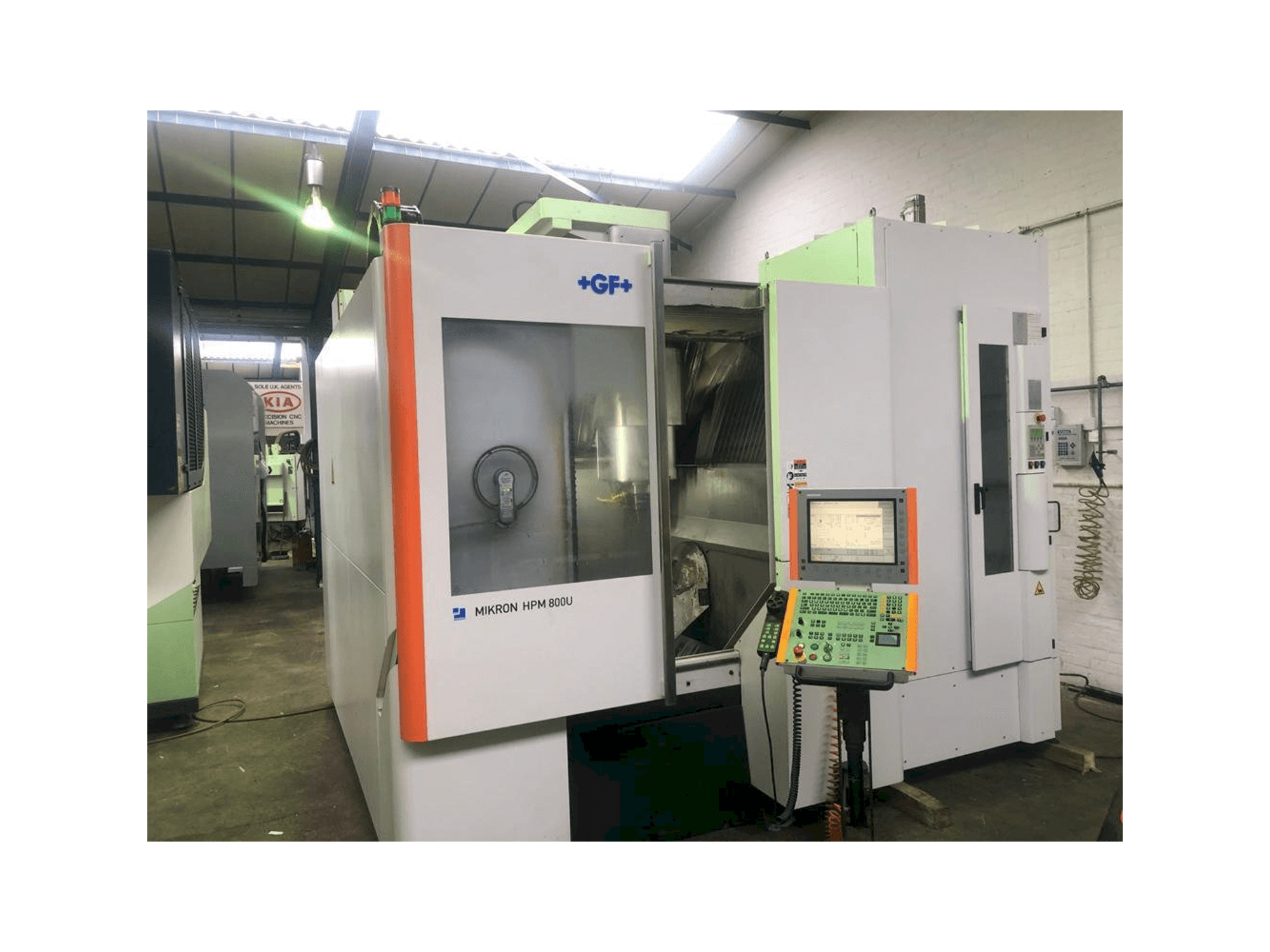 Čelní pohled na MIKRON HPM 800U stroj